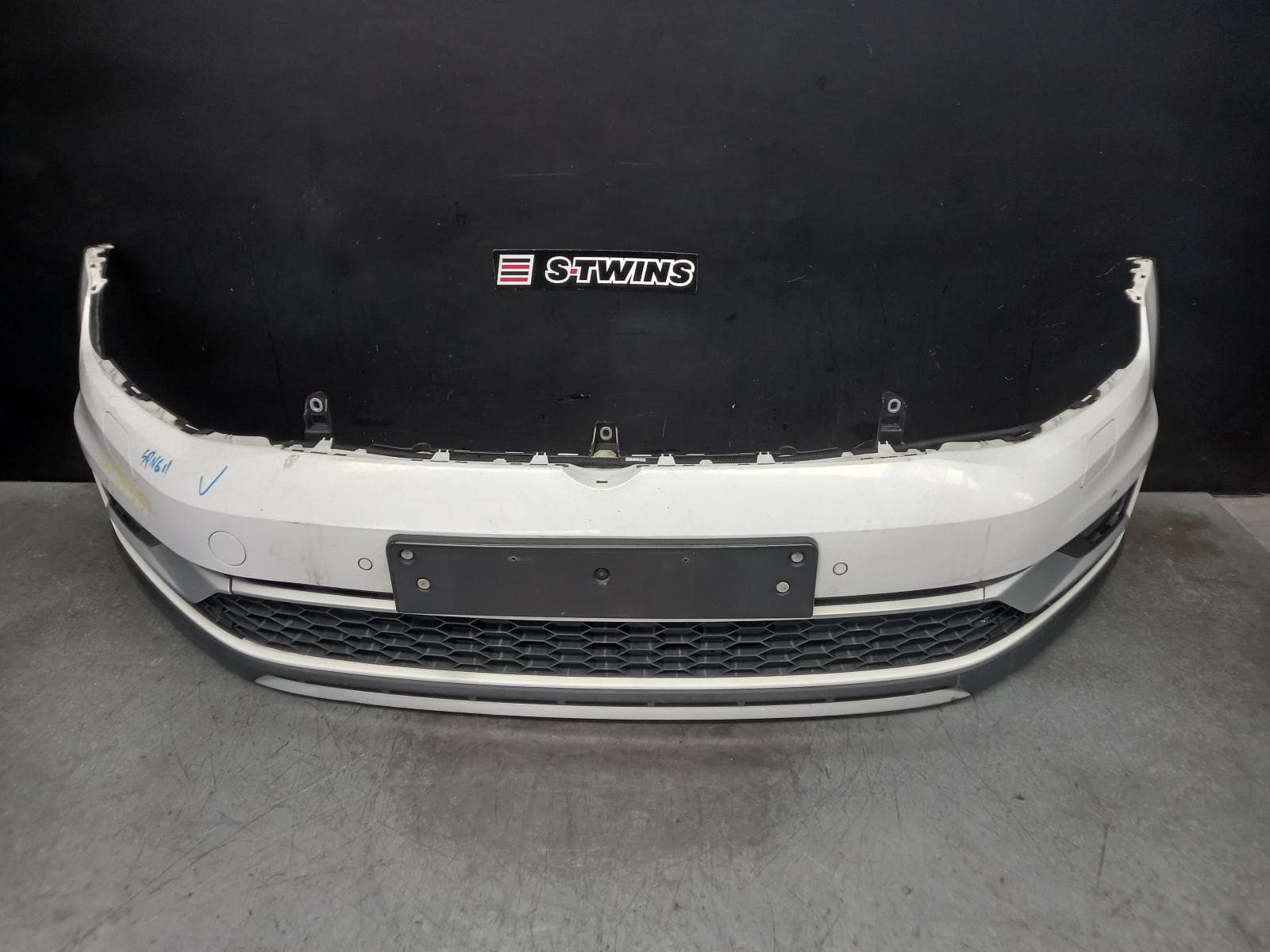 Used auto part listing image: 2015 VOLKSWAGEN GOLF FRONT BUMPER GEN 7, ALLTRACK, W/ PARK SENSOR & H/LAMP WASHER TYPE, 05/15-03/17 0000393355