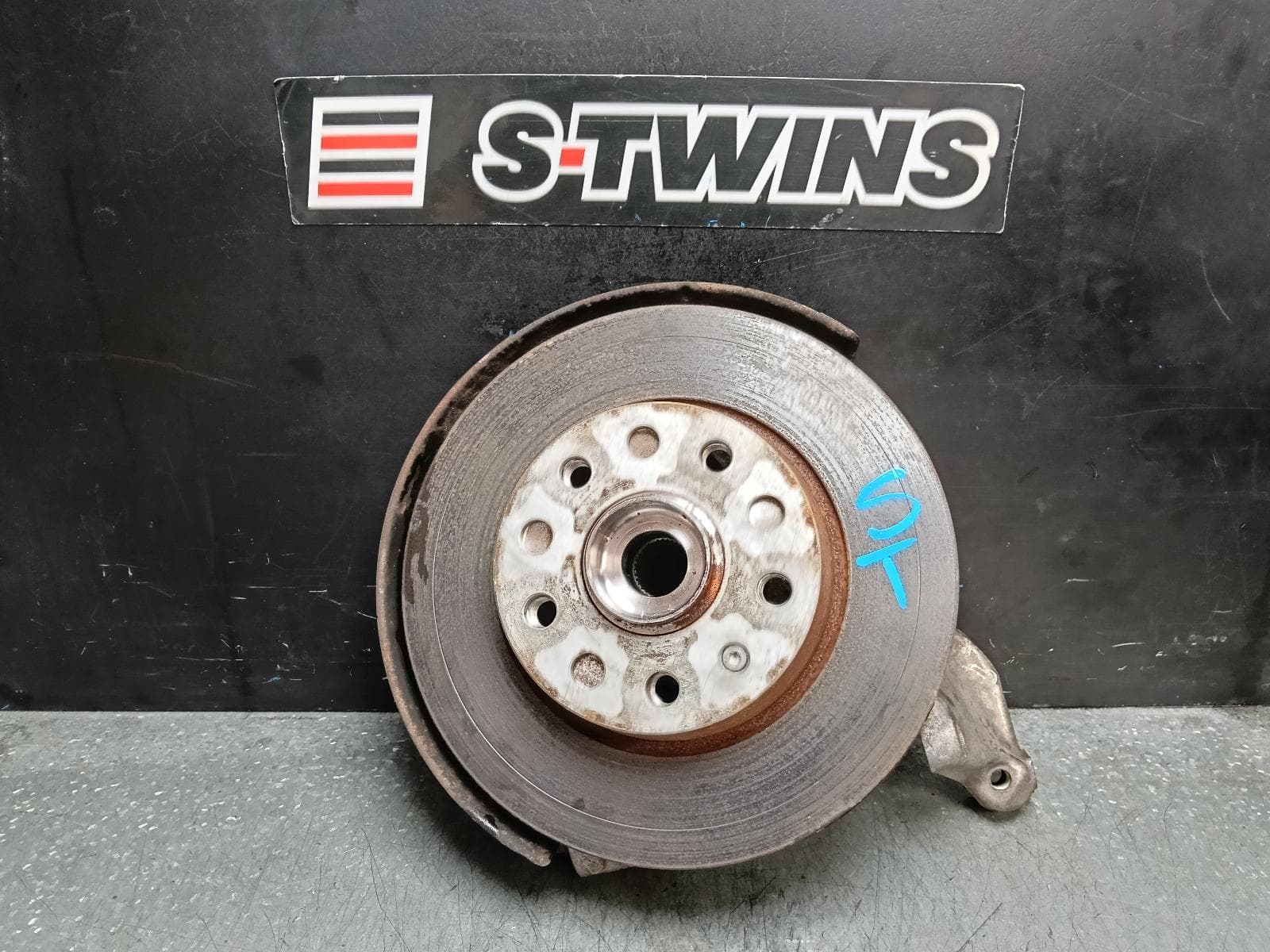 Used auto part listing image: 2015 VOLKSWAGEN GOLF RIGHT REAR HUB ASSEMBLY GEN 7, AWD, 04/14-08/20 0000393371