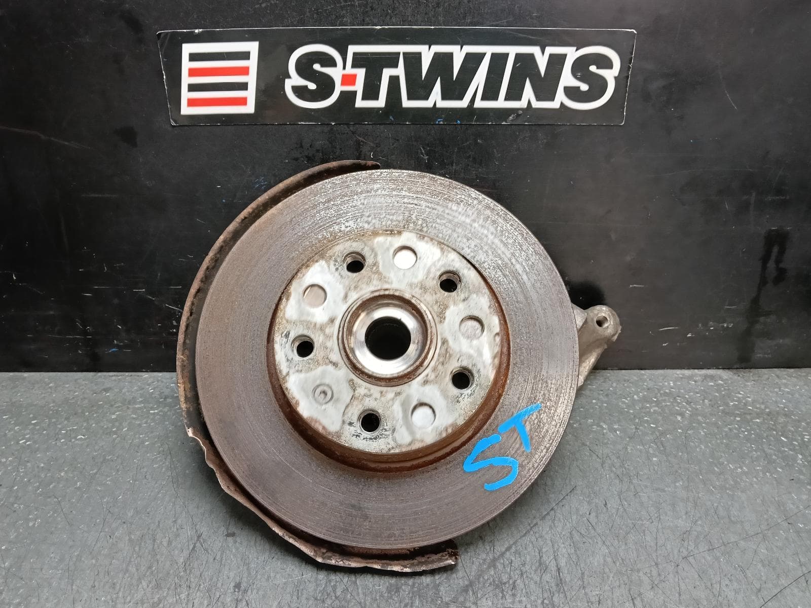 Used auto part listing image: 2015 VOLKSWAGEN GOLF LEFT REAR HUB ASSEMBLY GEN 7, AWD, 04/14-08/20 0000393372