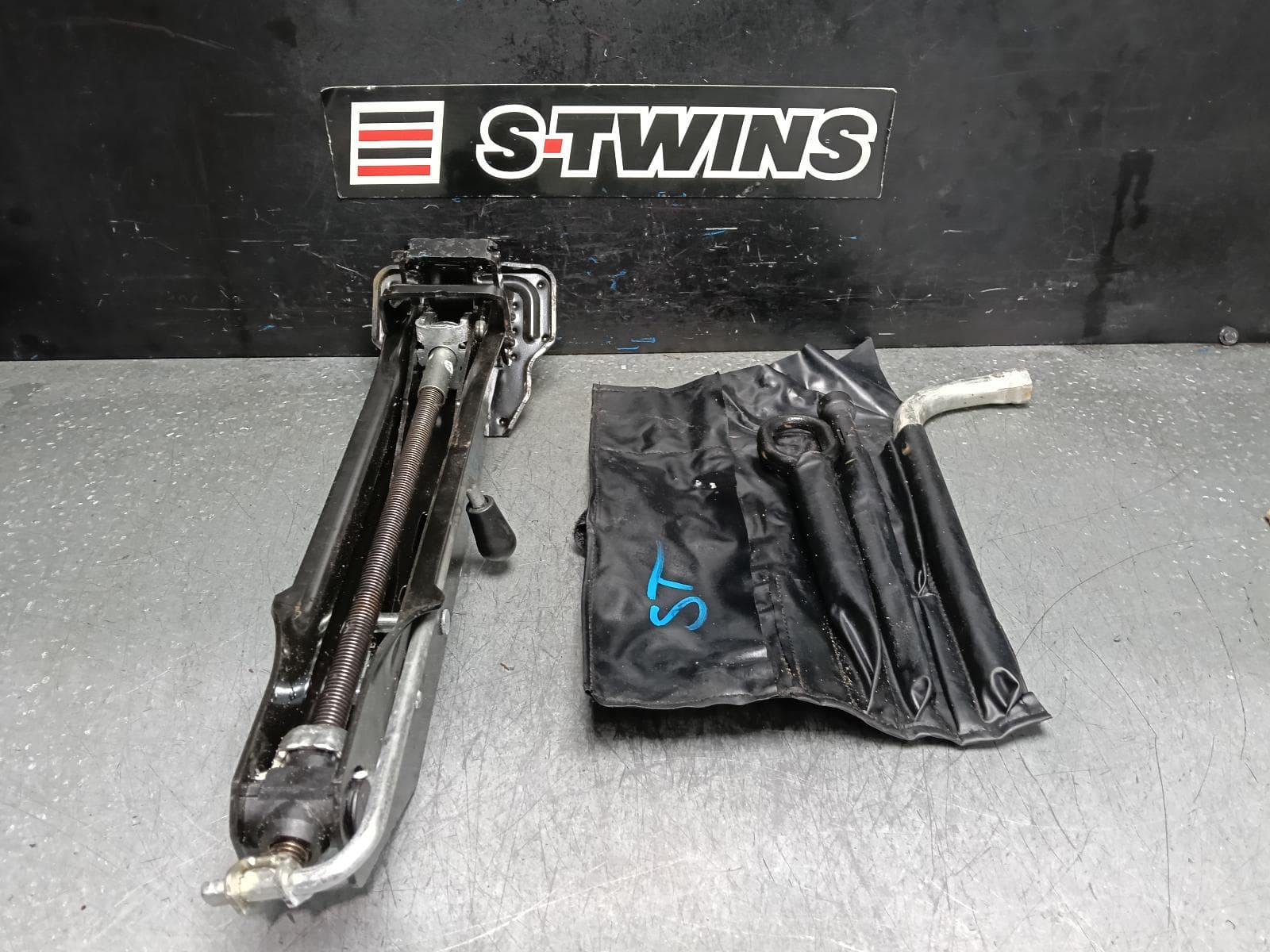 Used auto part listing image: 2015 VOLKSWAGEN GOLF JACK TOOL KIT GEN 7, 11/12-08/20 0000393378