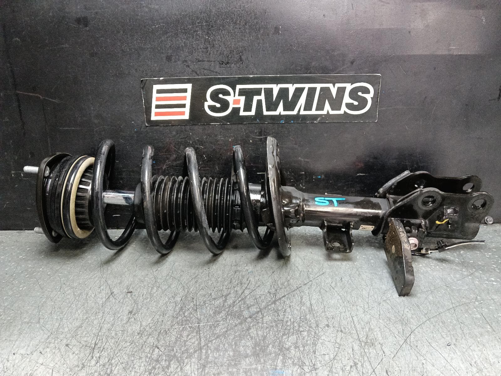 Used auto part listing image: 2018 MAZDA CX5 RIGHT FRONT STRUT KF, 02/17-03/26 0000391832