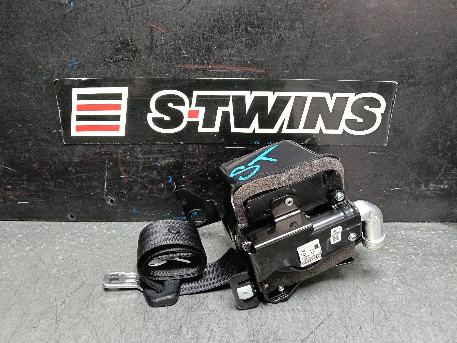 Used auto part listing image: 2018 MAZDA CX5 SEAT BELT STALK LH REAR, SEAT BELT ONLY, KF, 02/17- 0000391835