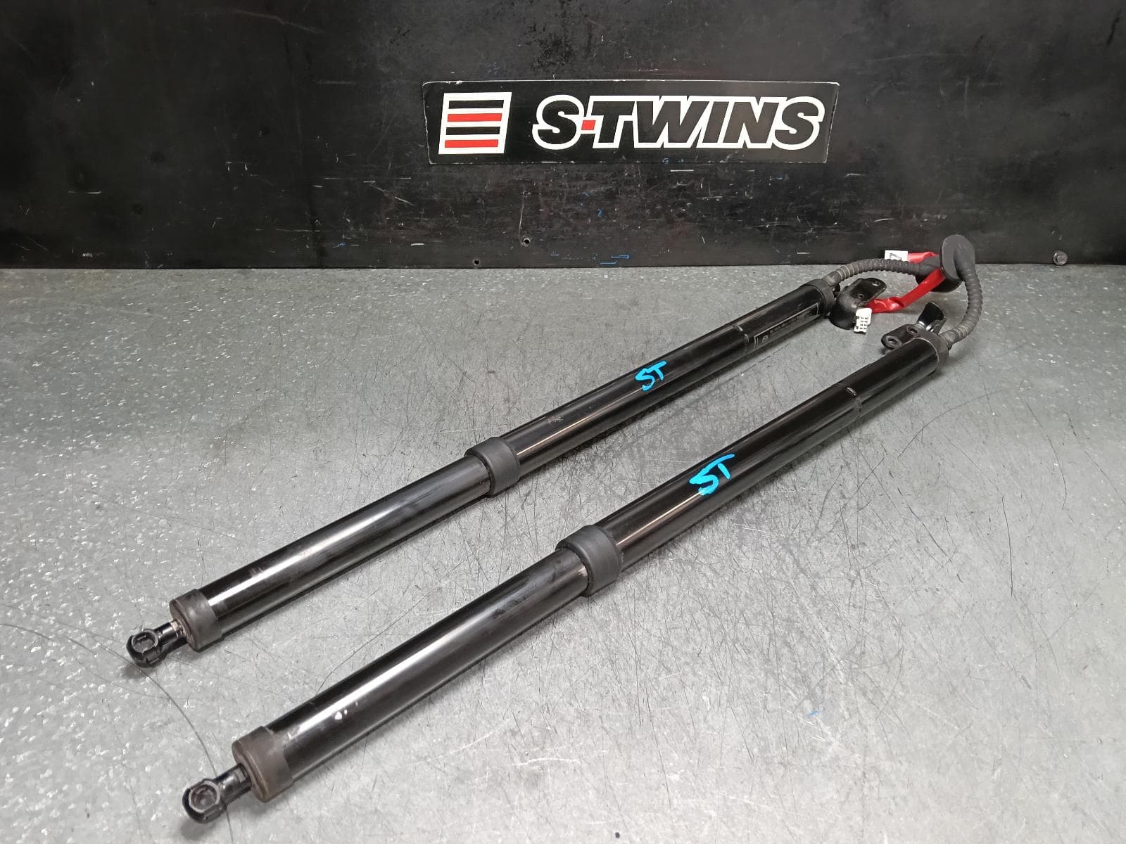 Used auto part listing image: 2018 MAZDA CX5 HATCH STRUT TAILGATE STRUT (PAIR), KF, W/ POWER LIFTGATE TYPE, 02/17- 0000391836