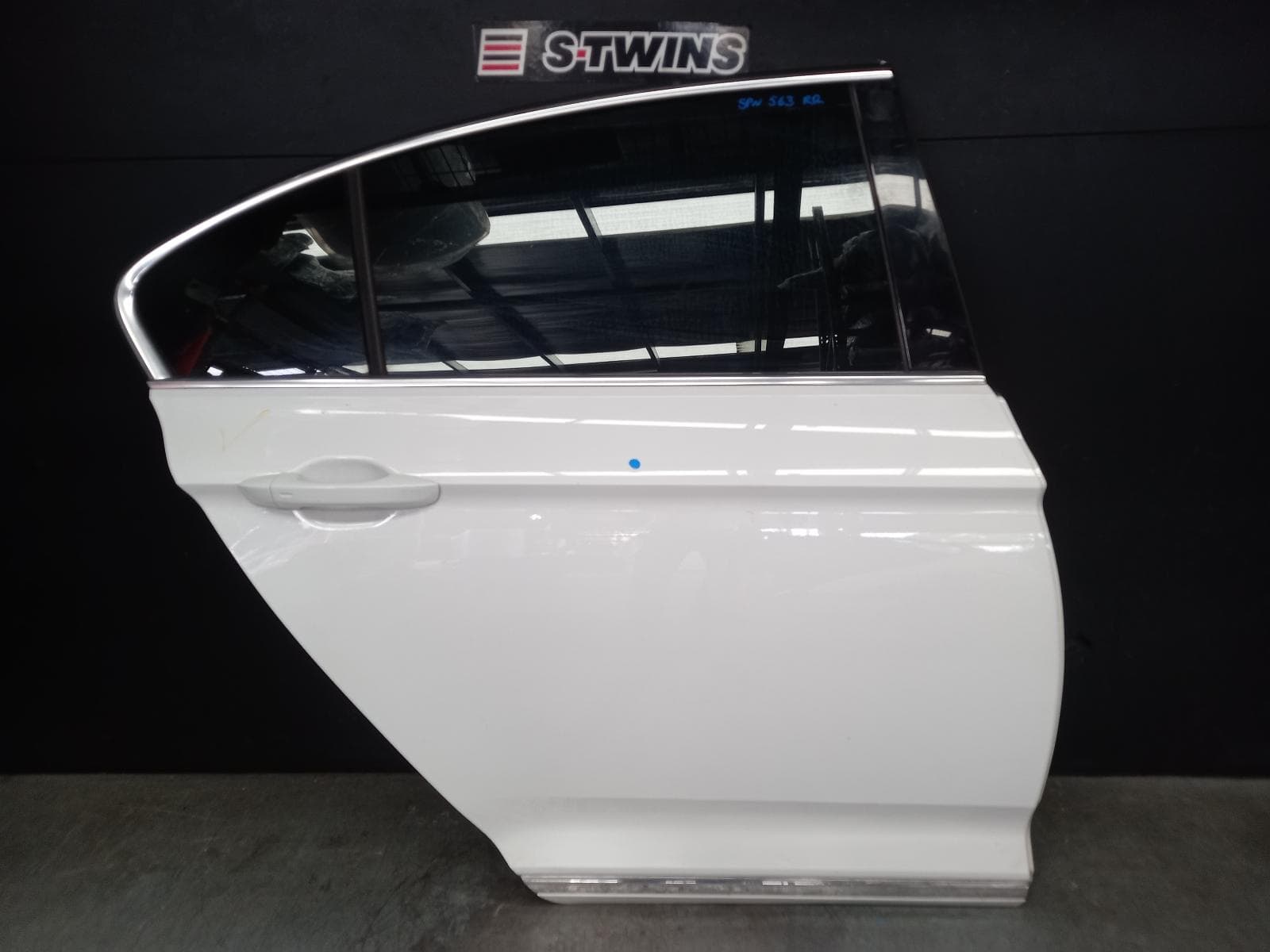 Used auto part listing image: 2018 VOLKSWAGEN PASSAT RIGHT REAR DOOR SLIDING B8/MK7, SEDAN, 06/15-06/22 0000389578