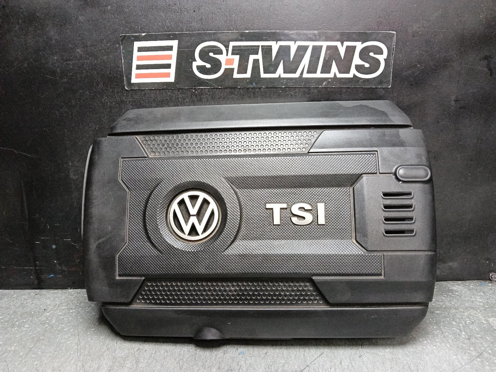 Used auto part listing image: 2018 VOLKSWAGEN PASSAT ENGINE COVER PETROL, 1.8, TURBO, CJSA CODE, B8, 06/15-10/19 0000389658
