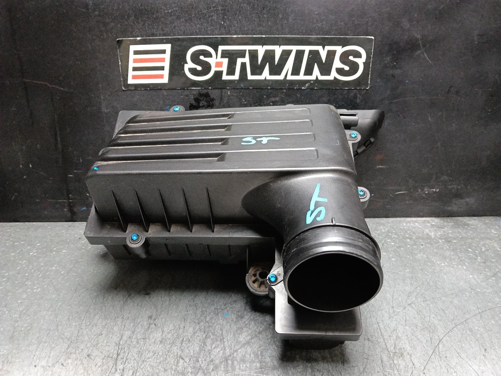 Used auto part listing image: 2018 VOLKSWAGEN PASSAT AIR CLEANER BOX AIR CLEANER, B8/MK7, PETROL, 06/15-05/23 0000389661