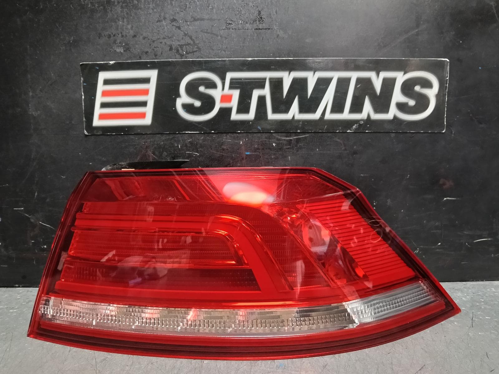 Used auto part listing image: 2018 VOLKSWAGEN PASSAT RIGHT TAILLIGHT B8/MK7, SEDAN, IN BODY, STANDARD TYPE, 06/15-10/19 0000389669