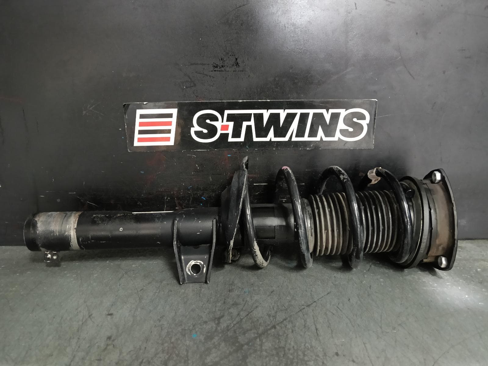 Used auto part listing image: 2018 VOLKSWAGEN PASSAT RIGHT FRONT STRUT B8/MK7, NON ELECTRIC TYPE, 06/15-05/23 0000389672