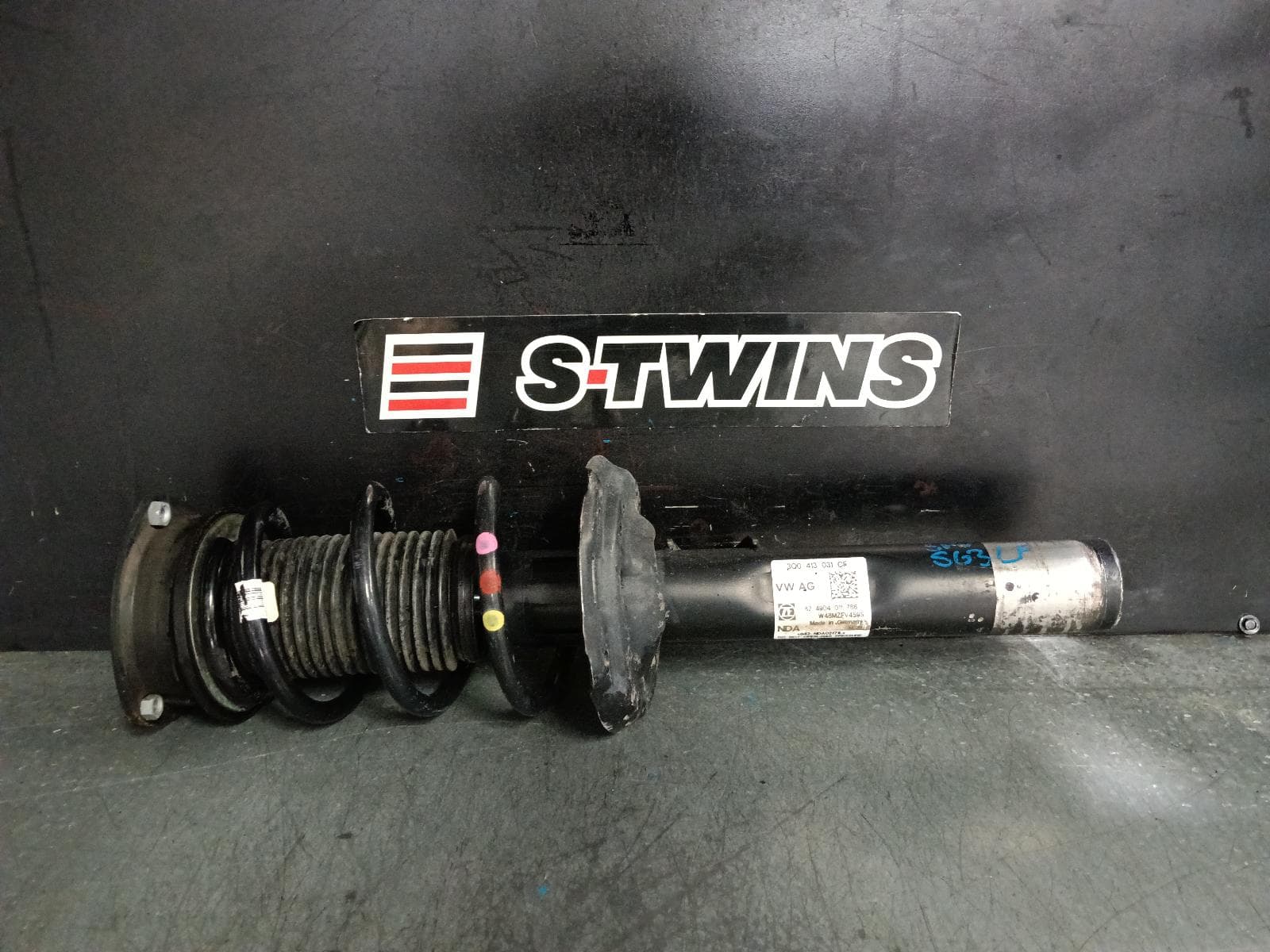 Used auto part listing image: 2018 VOLKSWAGEN PASSAT LEFT FRONT STRUT B8/MK7, NON ELECTRIC TYPE, 06/15-05/23 0000389673