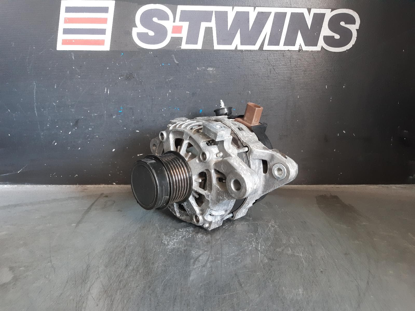 Used auto part listing image: 2017 TOYOTA RAV4 ALTERNATOR PETROL, 2.0, 3ZR-FE, 100AMP, 1 PIN PLUG TYPE, ZSA42R, 12/12-12/18 0000298985