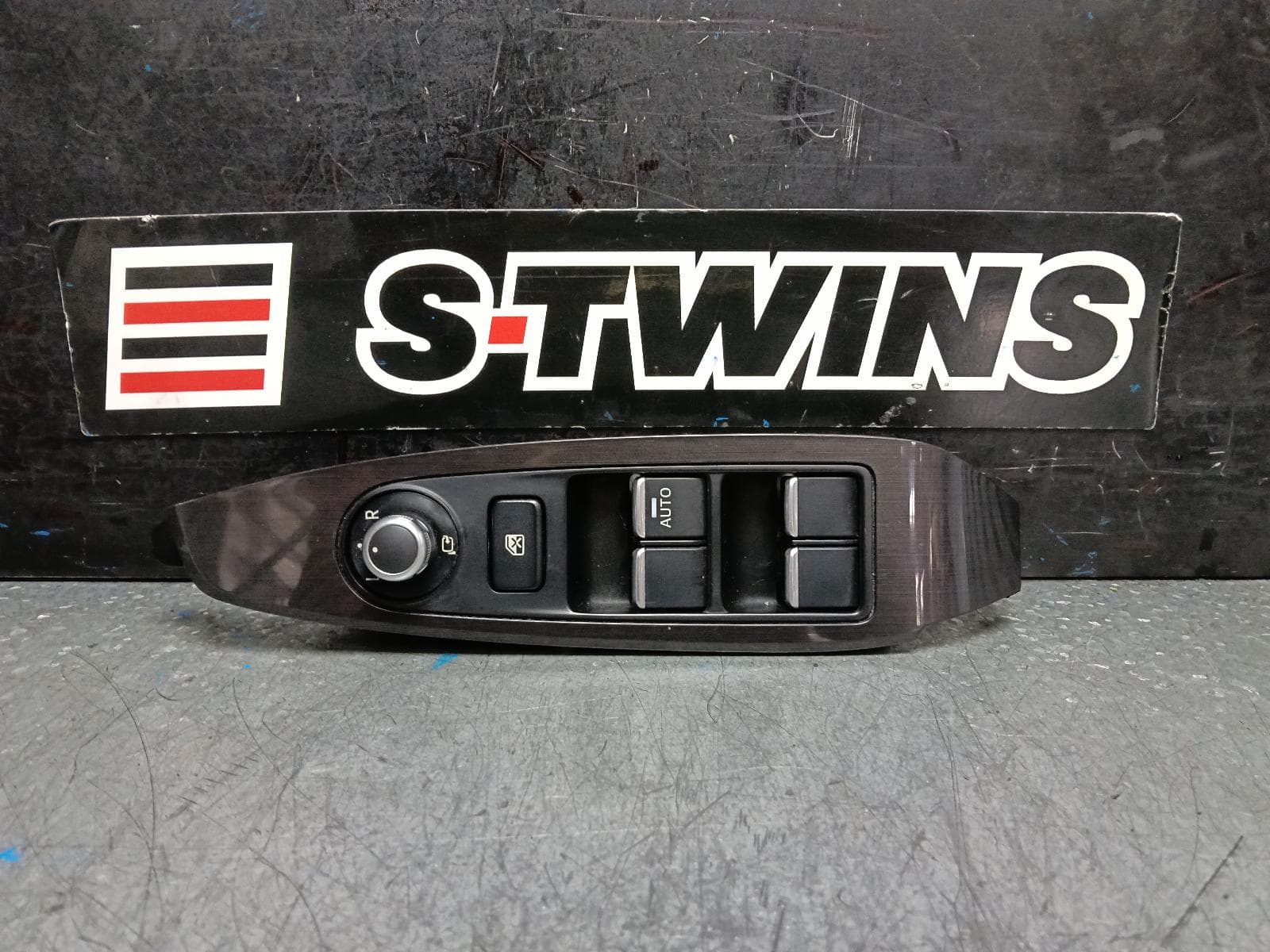 Used auto part listing image: 2016 MAZDA CX5 PWR DR WIND SWITCH RH FRONT (MASTER SWITCH), W/ POWER FOLD TYPE, W/ CHROME INSERT, KE, 11/14-12/16 0000398217