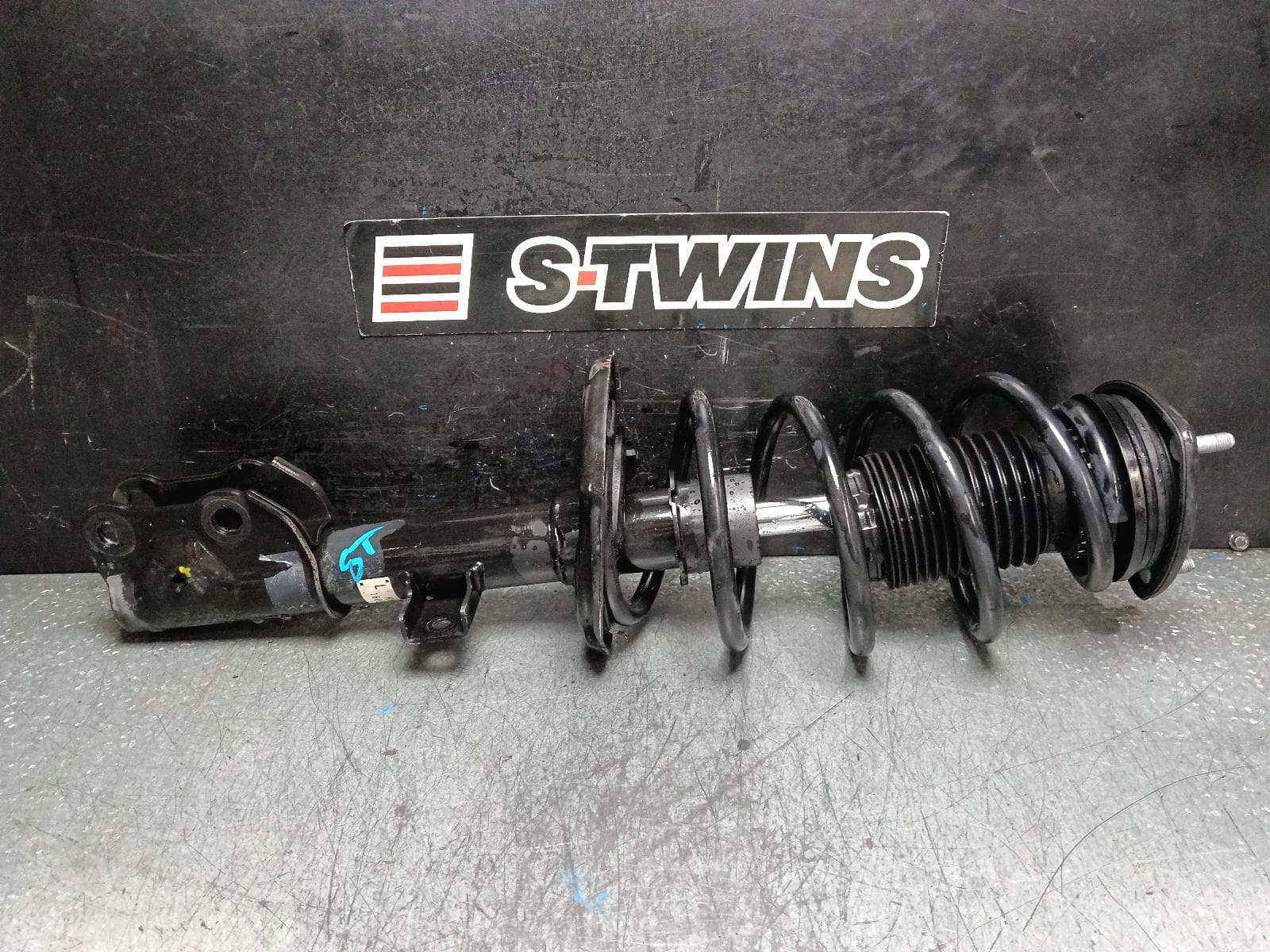 Used auto part listing image: 2016 MAZDA CX5 LEFT FRONT STRUT KE, 02/12-12/16 0000398226
