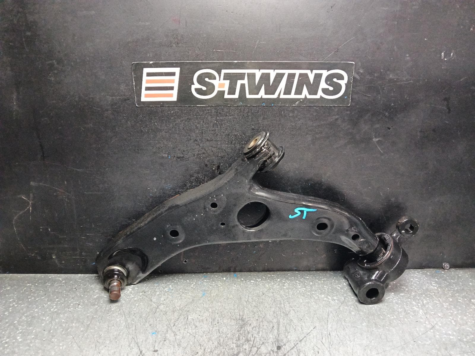 Used auto part listing image: 2016 MAZDA CX5 LEFT FRONT LOWER CONTROL ARM KE, 2WD/4WD, 02/12-12/16 0000398227