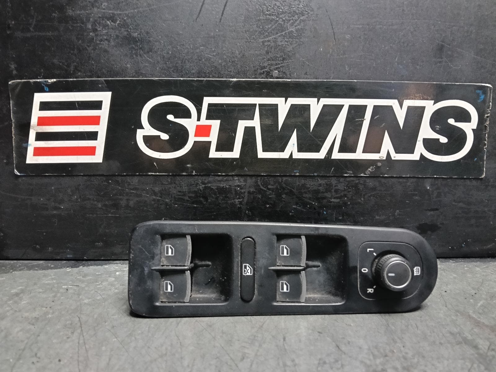 Used auto part listing image: 2019 VOLKSWAGEN AMAROK PWR DR WIND SWITCH RH FRONT (MASTER SWITCH), 4 BUTTON, W/ CHROME ON SWITCHES TYPE, 2H, 06/16-09/22 0000409477