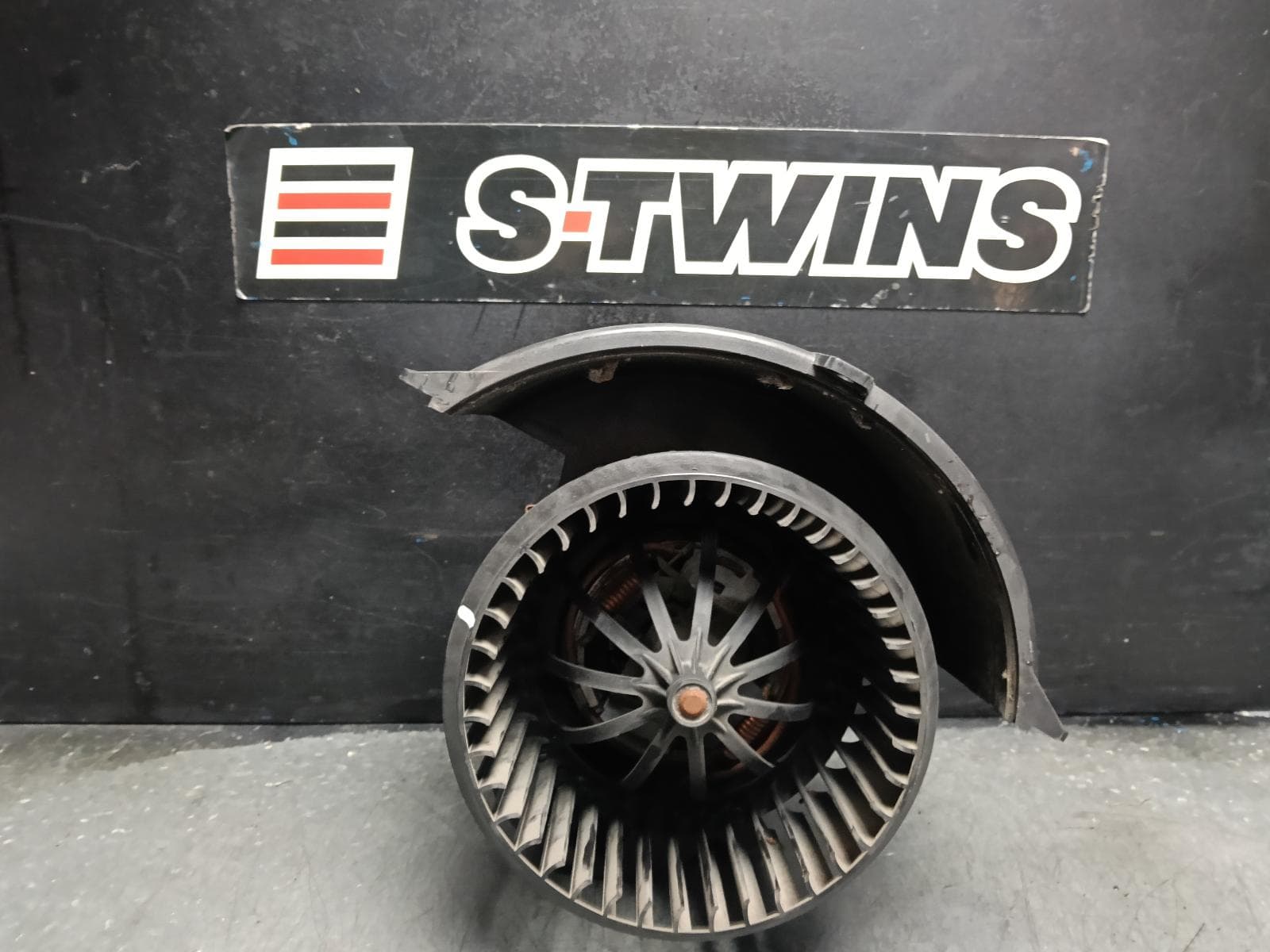 Used auto part listing image: 2019 VOLKSWAGEN AMAROK HEATER FAN MOTOR FRONT, 2H, 10/10-09/22 0000409490