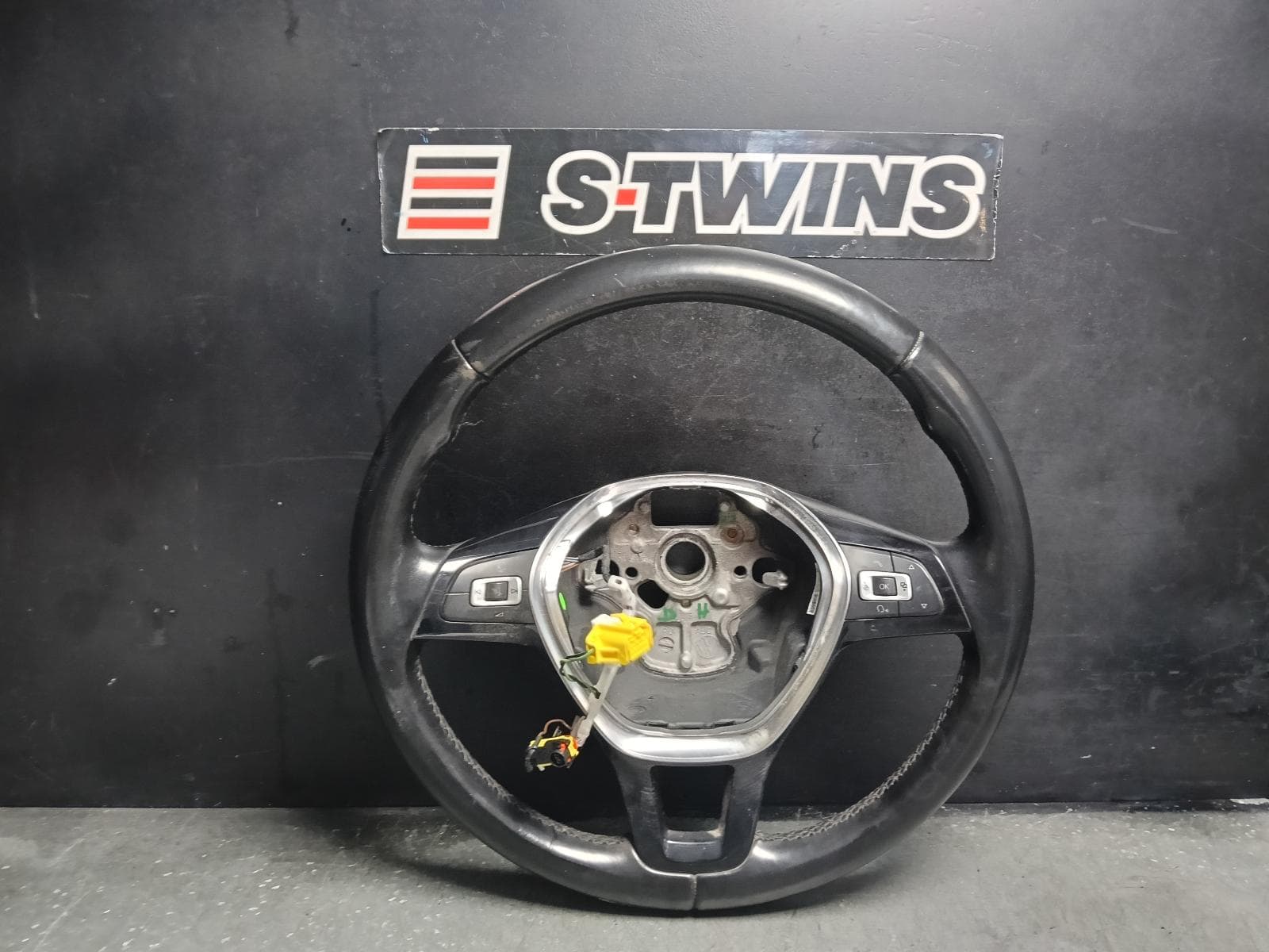 Used auto part listing image: 2019 VOLKSWAGEN AMAROK STEERING WHEEL LEATHER, 2H, MULTI-FUNCTION TYPE (TWIN SWITCH), 11/16-09/22 0000409491
