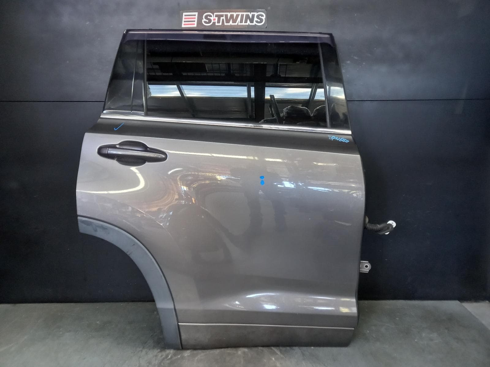 Used auto part listing image: 2019 TOYOTA KLUGER RIGHT REAR DOOR SLIDING GSU50/GSU55, 12/13-02/21 0000389905