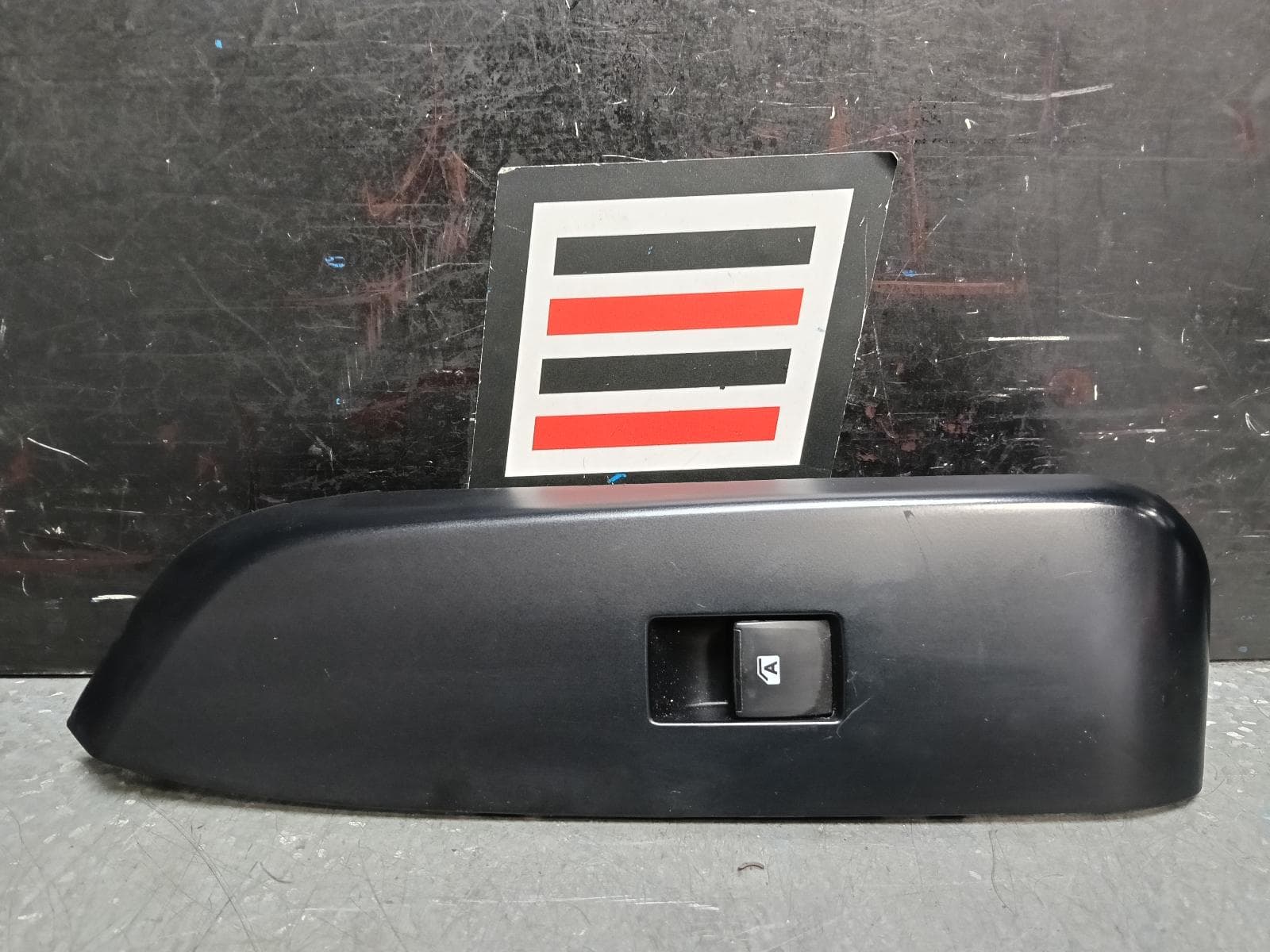 Used auto part listing image: 2019 TOYOTA KLUGER PWR DR WIND SWITCH LH FRONT, GSU50/GSU55, 12/13-02/21 0000390095