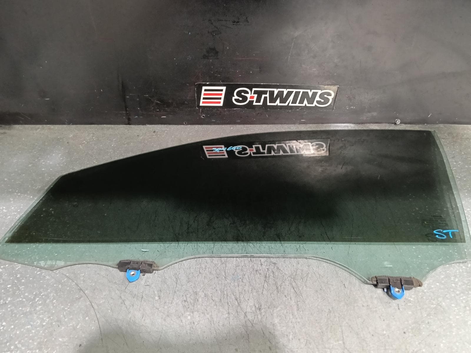 Used auto part listing image: 2019 TOYOTA KLUGER LEFT FRONT DOOR WINDOW GSU50/GSU55, 12/13-02/21 0000390102