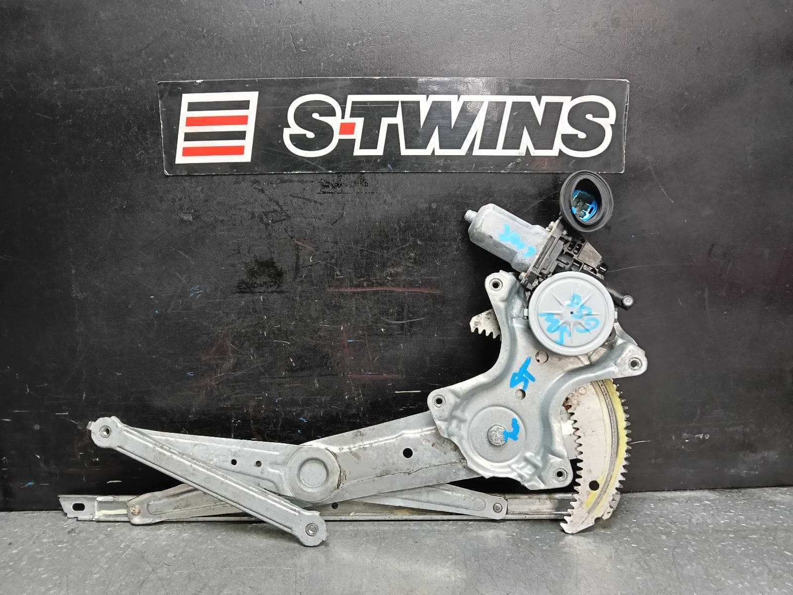 Used auto part listing image: 2019 TOYOTA KLUGER LEFT REAR WND REG MOTOR XU50 SERIES, 12/13-02/21 0000390103
