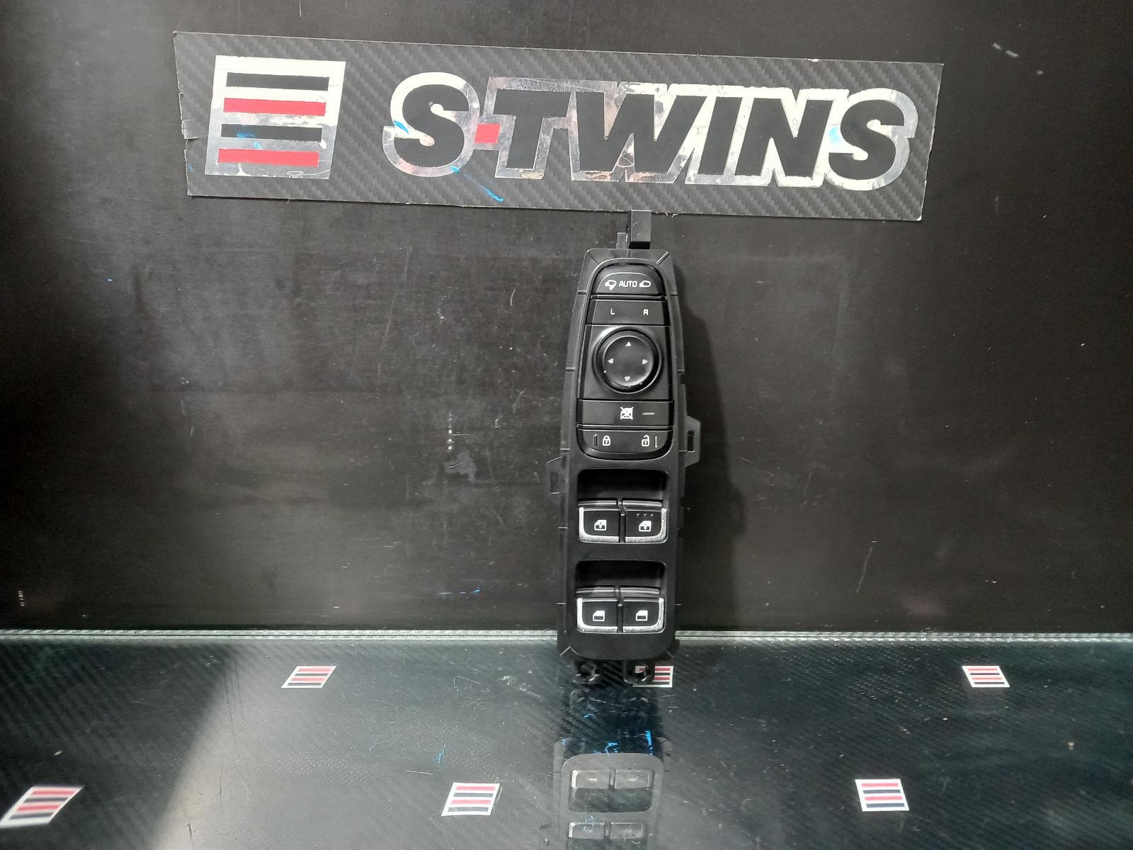 Used auto part listing image: 2018 KIA STINGER PWR DR WIND SWITCH RH FRONT (MASTER SWITCH), W/ AUTO UP & DOWN TYPE, CK, 06/17-08/20 0000293236