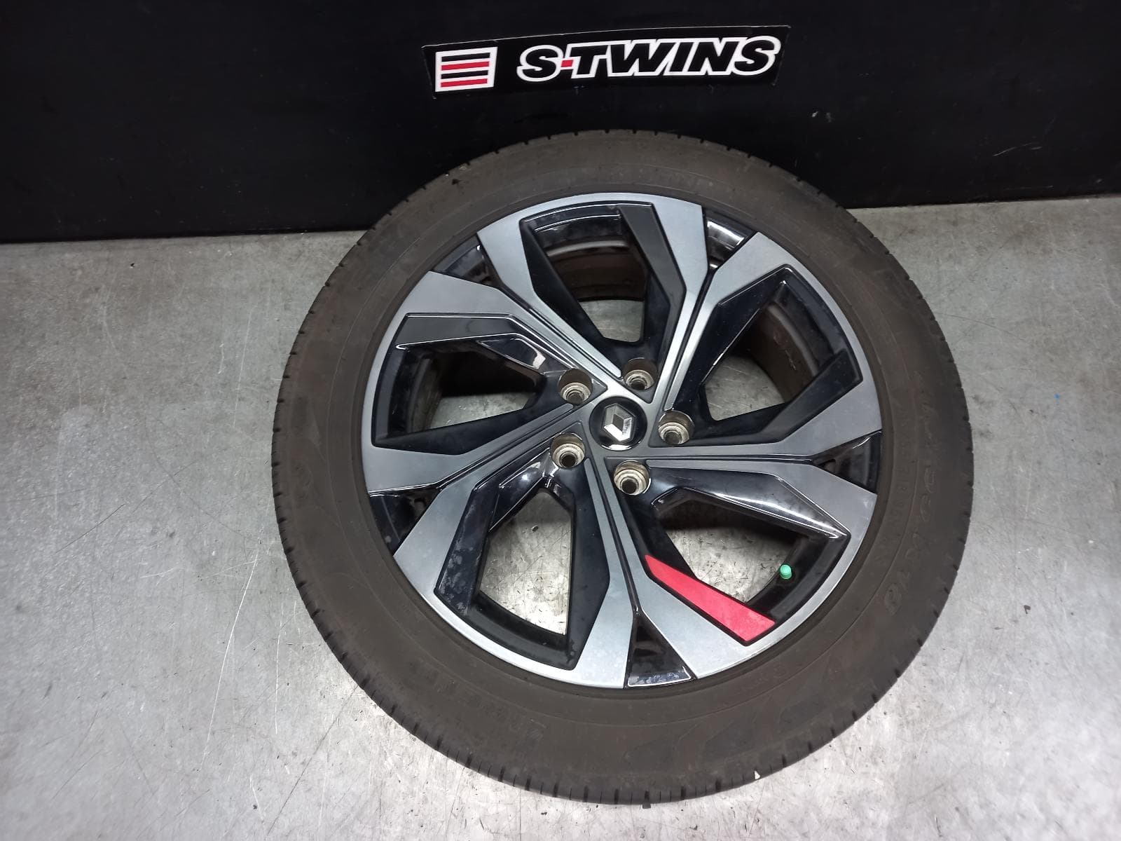 Used auto part listing image: 2021 RENAULT ARKANA WHEEL MAG JL1, FACTORY, 18X7IN, 5 Y SPOKE, W/ RED INSERT, 05/21-04/24 0000387419