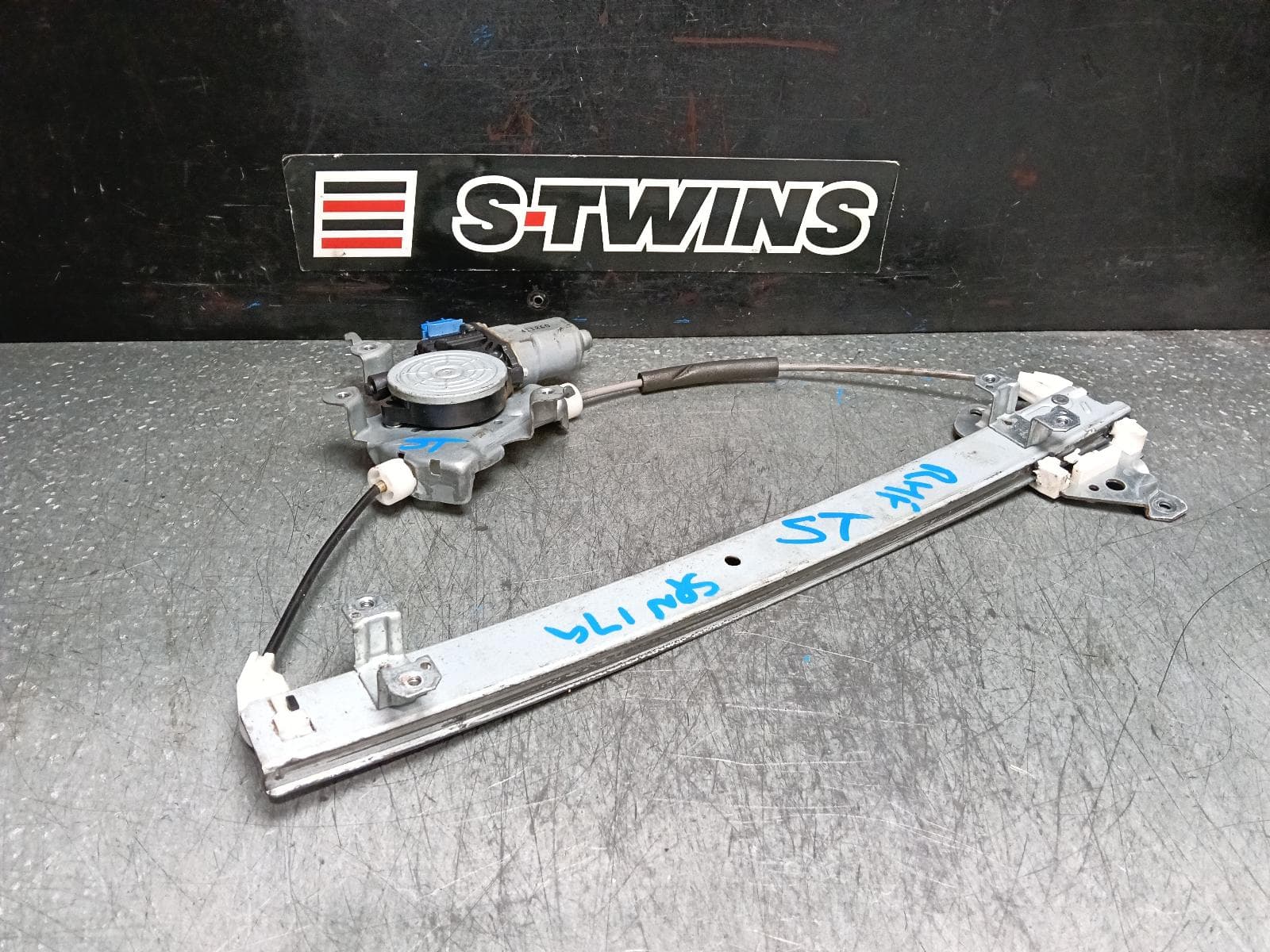 Used auto part listing image: 2015 NISSAN JUKE RIGHT FRONT WINDOW REG MOTOR F15, 06/10-12/19 0000388571