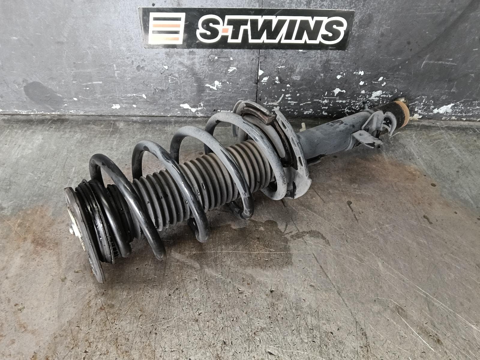 Used auto part listing image: 2018 FORD ESCAPE LEFT FRONT STRUT ZG, 2WD, 09/16-05/20 0000390357