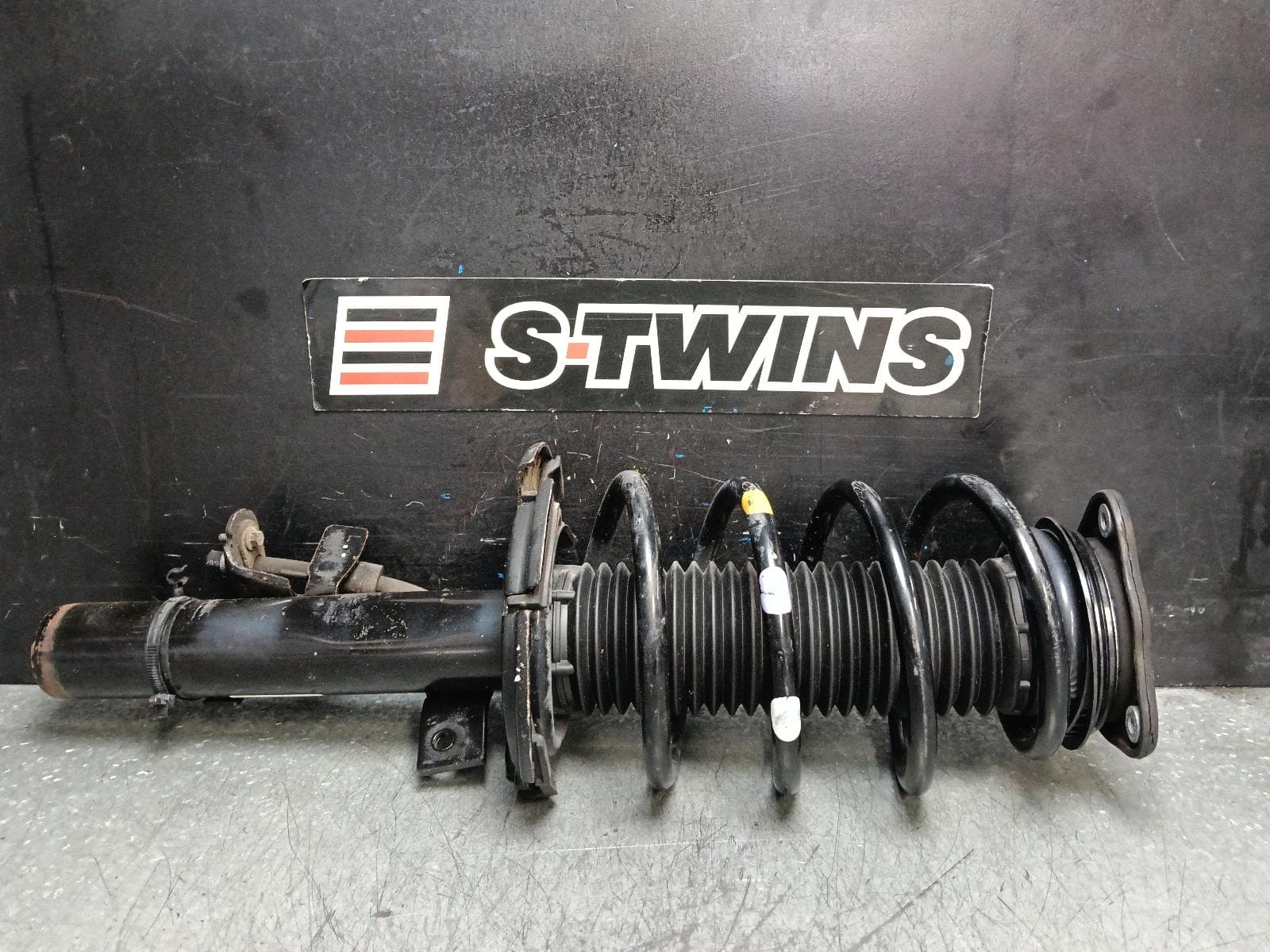 Used auto part listing image: 2016 FORD FOCUS LEFT FRONT STRUT LZ, 1.5, 07/15-11/18 0000393531