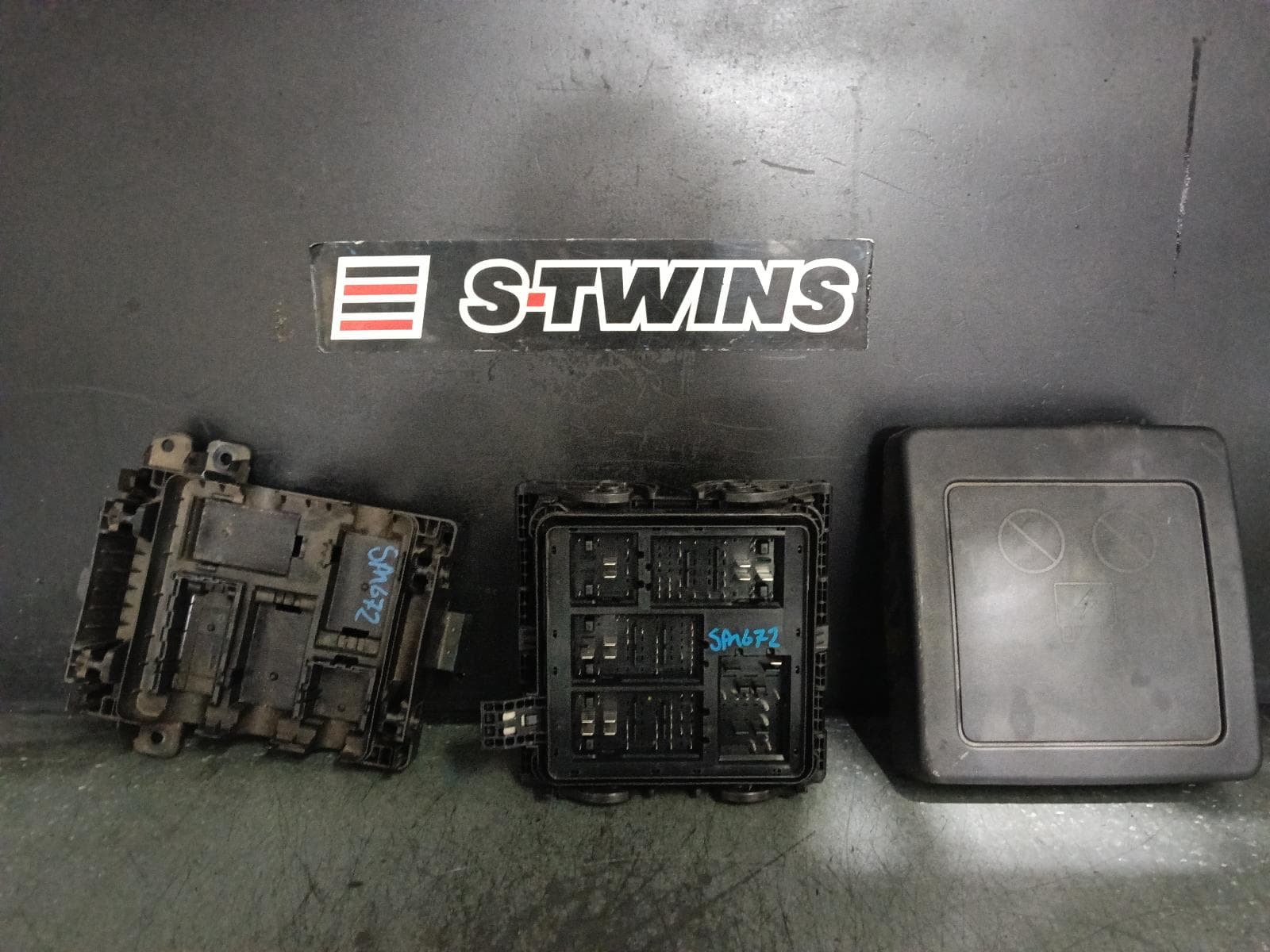Used auto part listing image: 2014 HOLDEN STATESMAN/CAPRICE FUSE BOX ENGINE BAY, WN, 05/13-12/17 0000406109