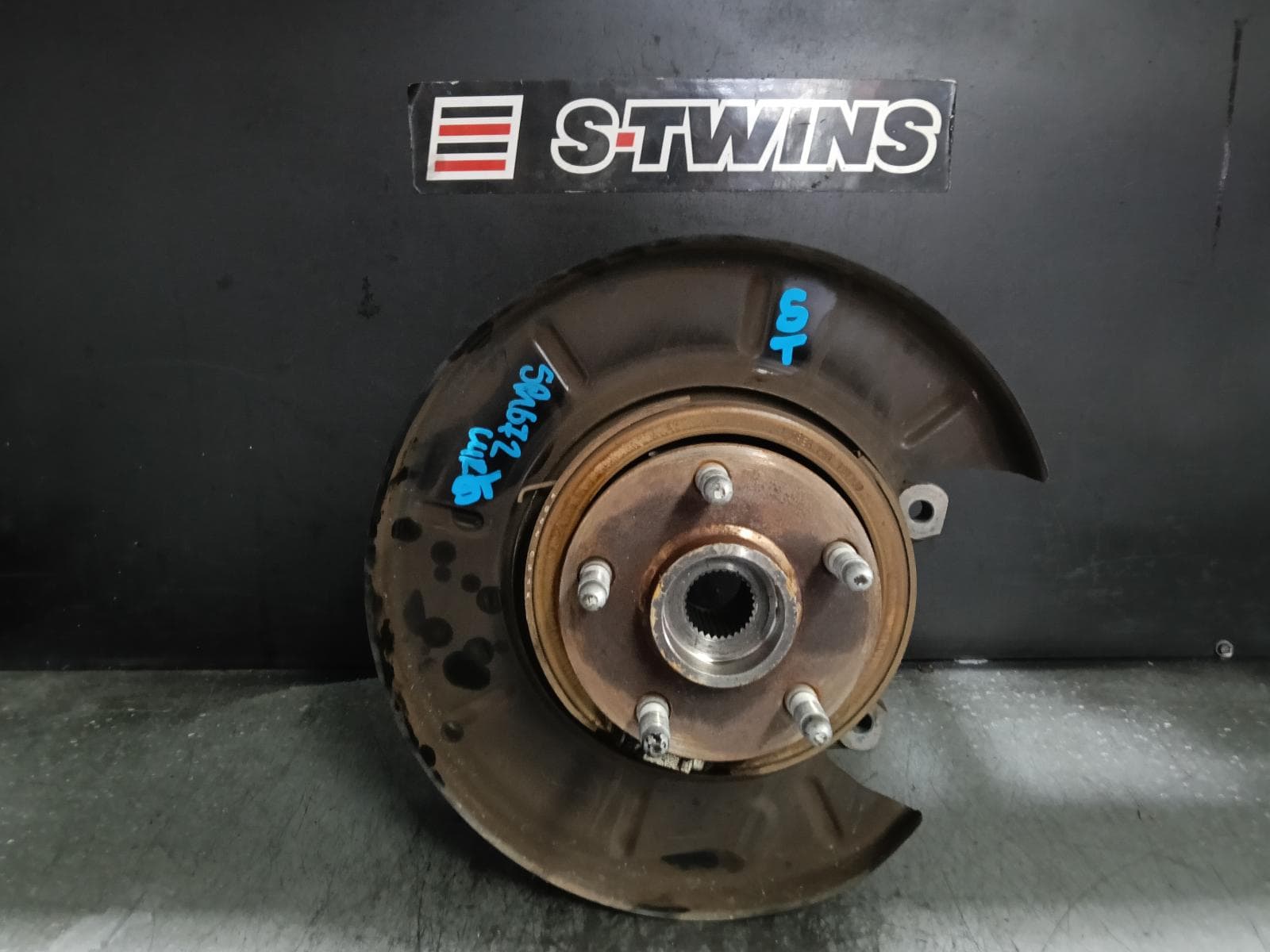 Used auto part listing image: 2014 HOLDEN STATESMAN/CAPRICE LEFT REAR HUB ASSEMBLY WM-WN, V8 TYPE, 09/06-12/17 0000406130