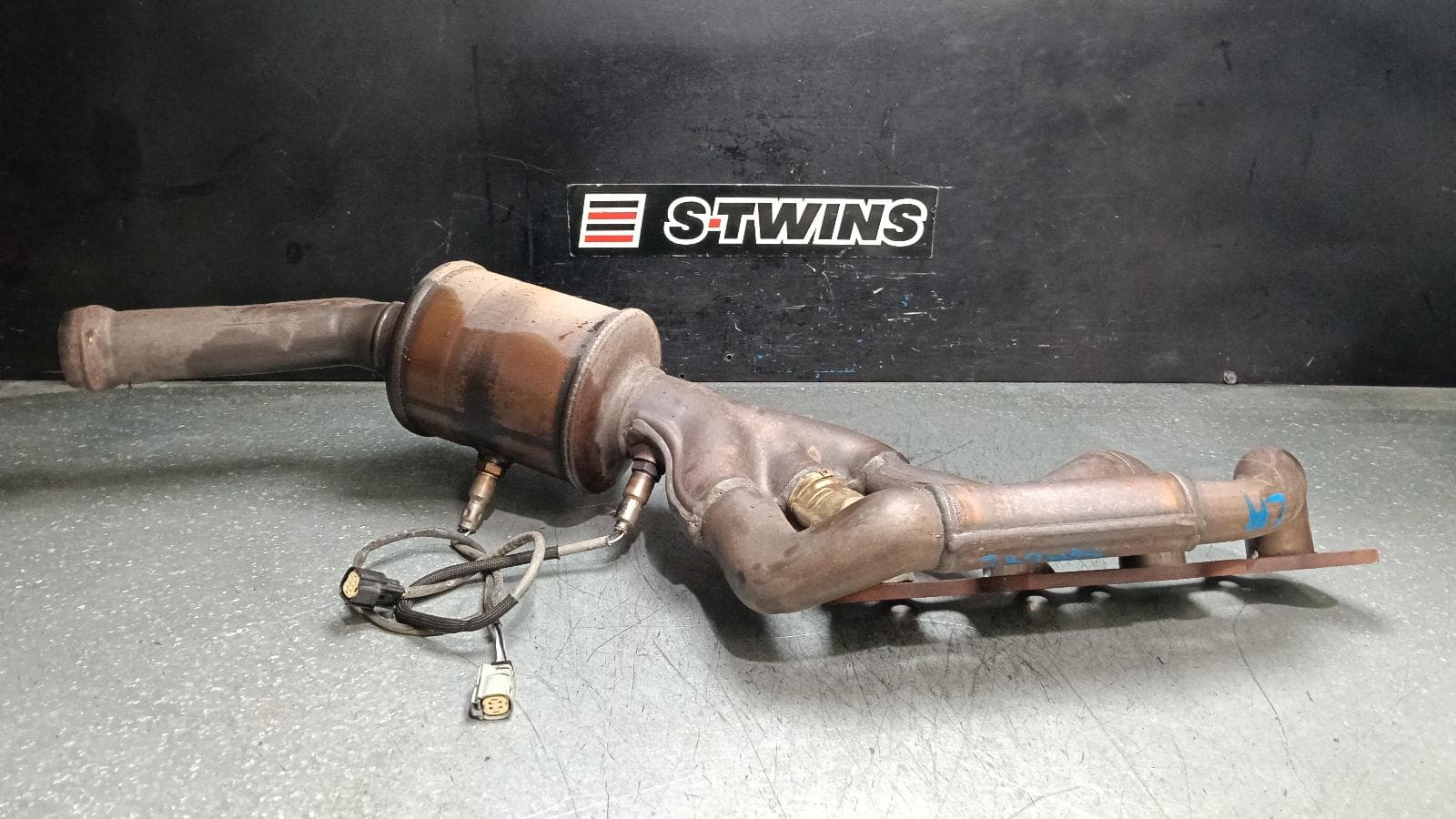 Used auto part listing image: 2017 FORD MUSTANG CATALYTIC CONVERTER MANIFOLD-CAT TYPE (PASSENGER SIDE ONLY), 5.0, PETROL, FM-FN, 08/15-04/23 0000400358