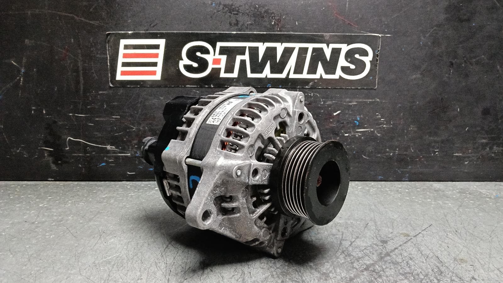 Used auto part listing image: 2017 FORD MUSTANG ALTERNATOR PETROL, 5.0, AUTO T/M, FM, 08/15-10/17 0000400363