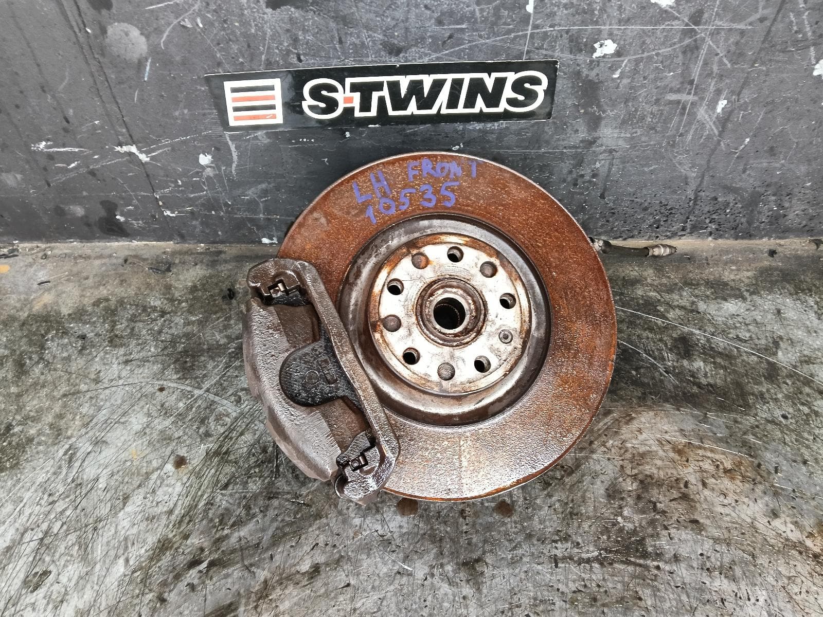 Used auto part listing image: 2016 VOLKSWAGEN TIGUAN LEFT FRONT HUB ASSEMBLY 5NA, 06/16-02/24 0000388782