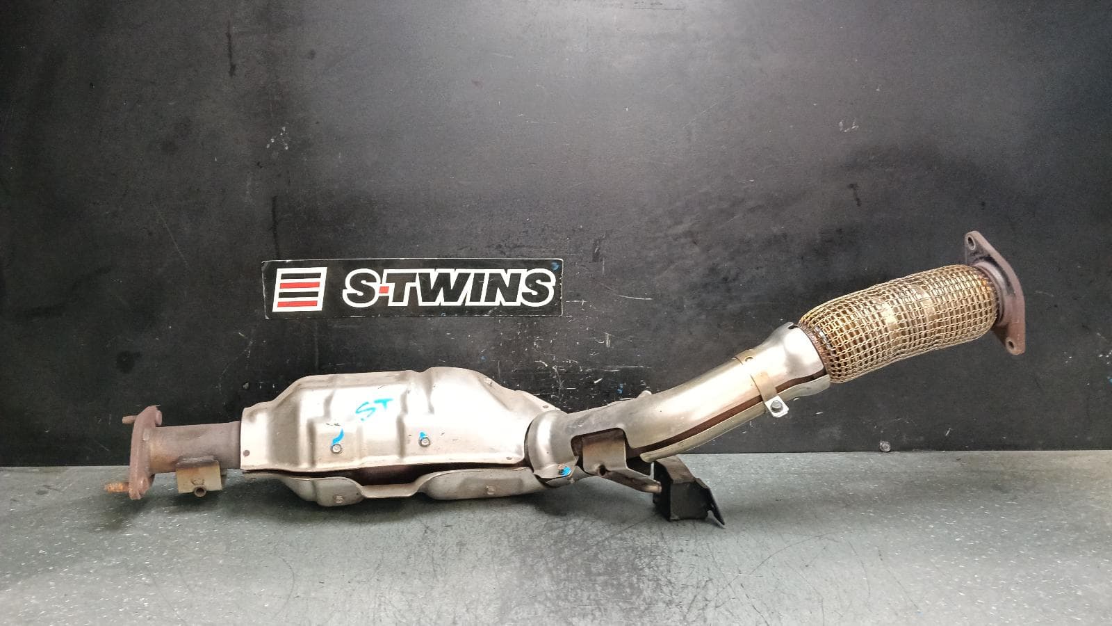 Used auto part listing image: 2022 MITSUBISHI OUTLANDER CATALYTIC CONVERTER UNDER CAR-CAT TYPE, 2.5, PETROL, PR25, ZM, 08/21- 0000402540
