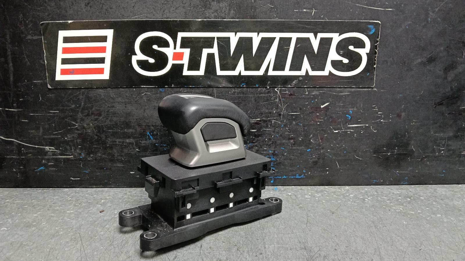Used auto part listing image: 2022 MITSUBISHI OUTLANDER GEAR STICK SHIFTER ZM, 08/21- 0000402476