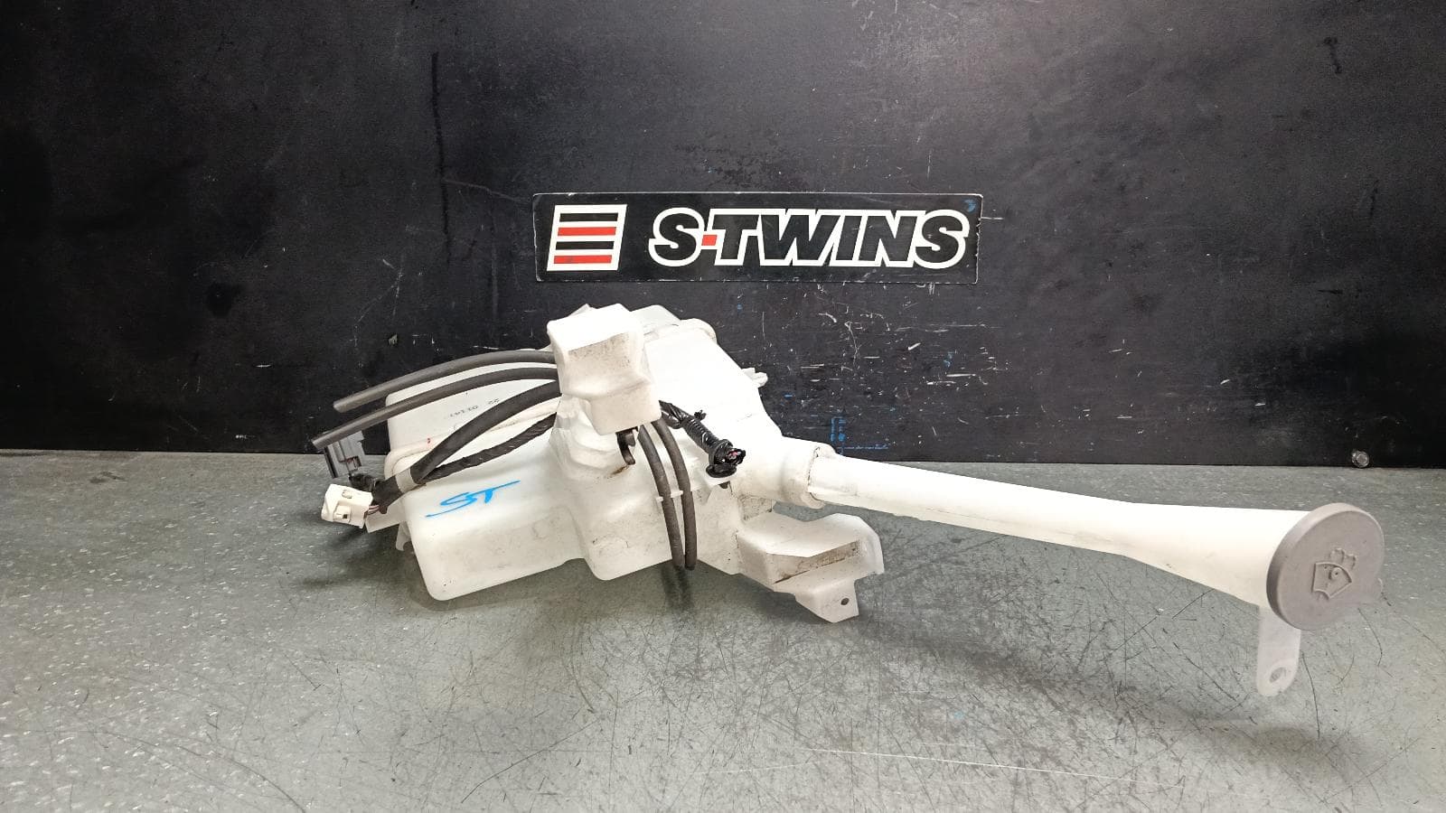 Used auto part listing image: 2022 MITSUBISHI OUTLANDER WASHER BOTTLE ZM, 08/21- 0000402481