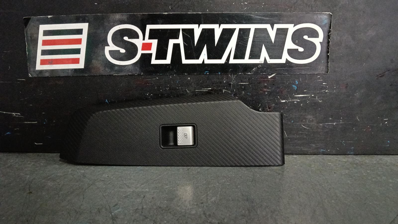 Used auto part listing image: 2022 MITSUBISHI OUTLANDER PWR DR WIND SWITCH LH FRONT, ZM, 08/21- 0000402480