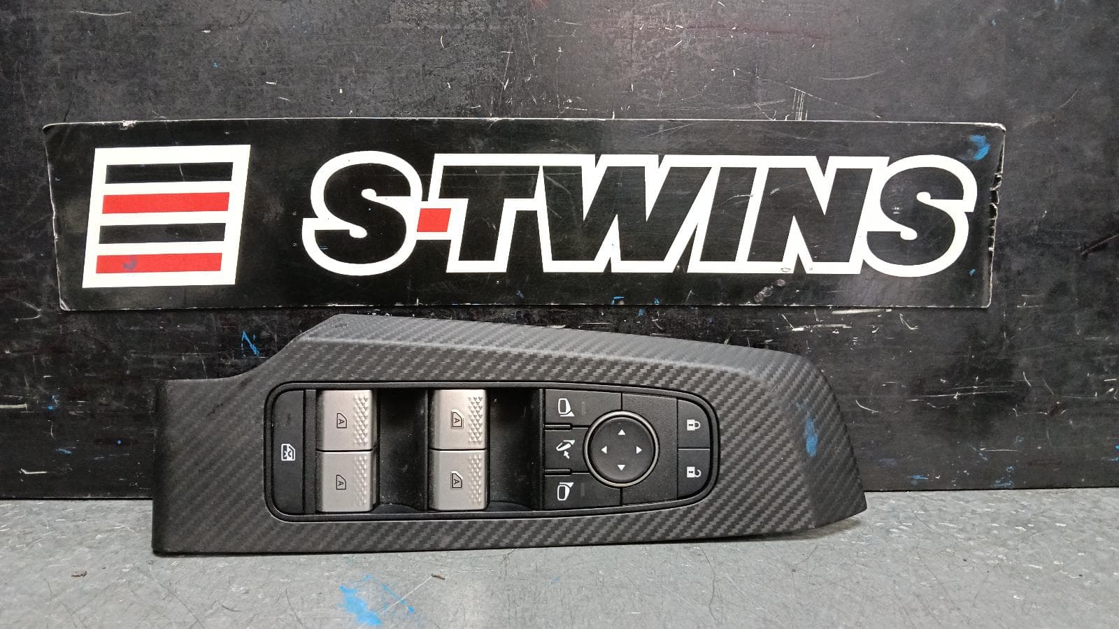 Used auto part listing image: 2022 MITSUBISHI OUTLANDER PWR DR WIND SWITCH RH FRONT (MASTER SWITCH), W/ AUTO FOLD, AUTO TYPE (FRONT & REAR SIDES), ZM, 08/21- 0000402479