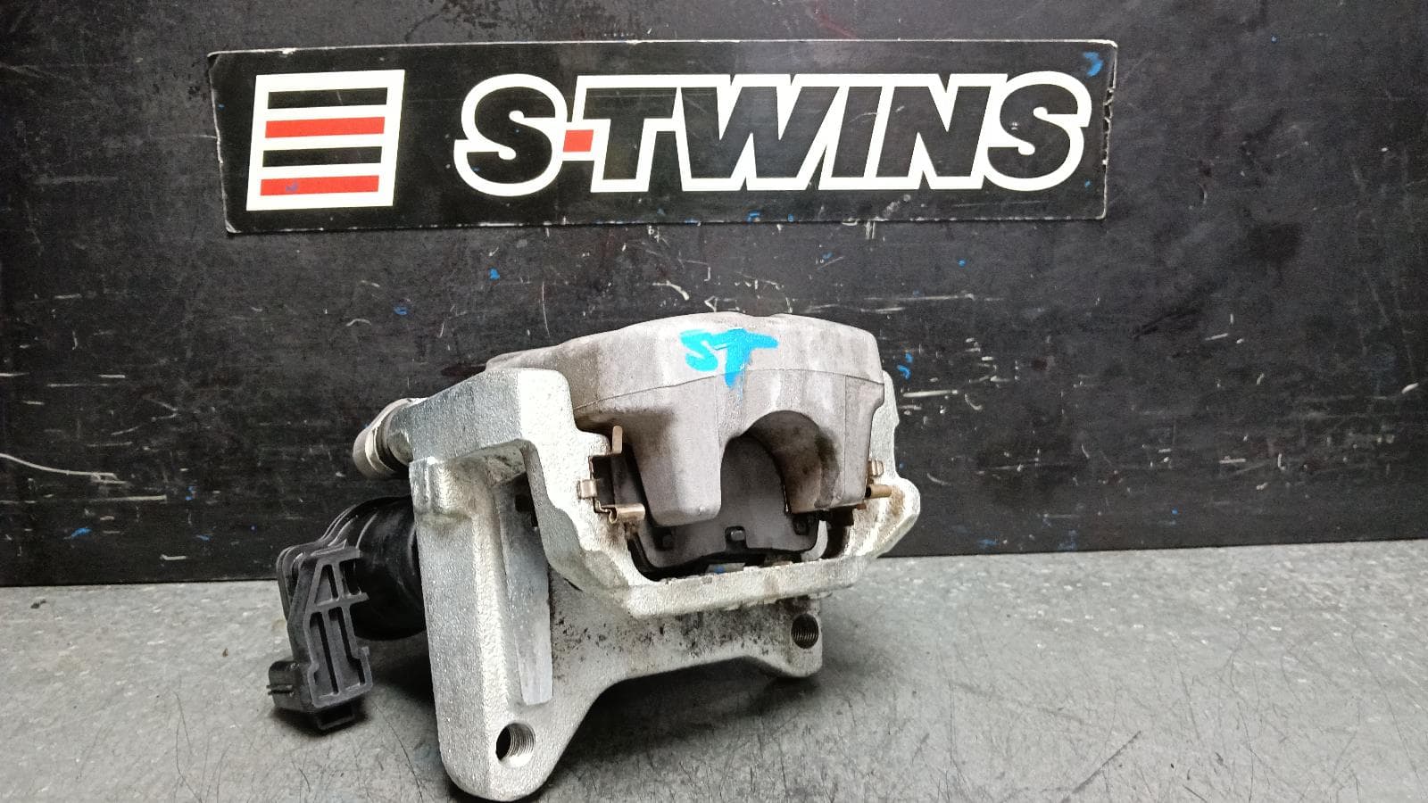 Used auto part listing image: 2022 MITSUBISHI OUTLANDER CALIPER LH REAR, 4WD, ZM, 08/21- 0000402444