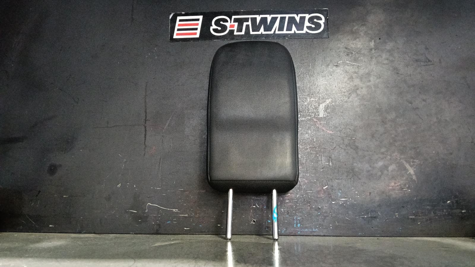 Used auto part listing image: 2022 MITSUBISHI OUTLANDER HEADREST LH REAR 3RD ROW, LEATHER, BLACK, ZM, 08/21- 0000401361