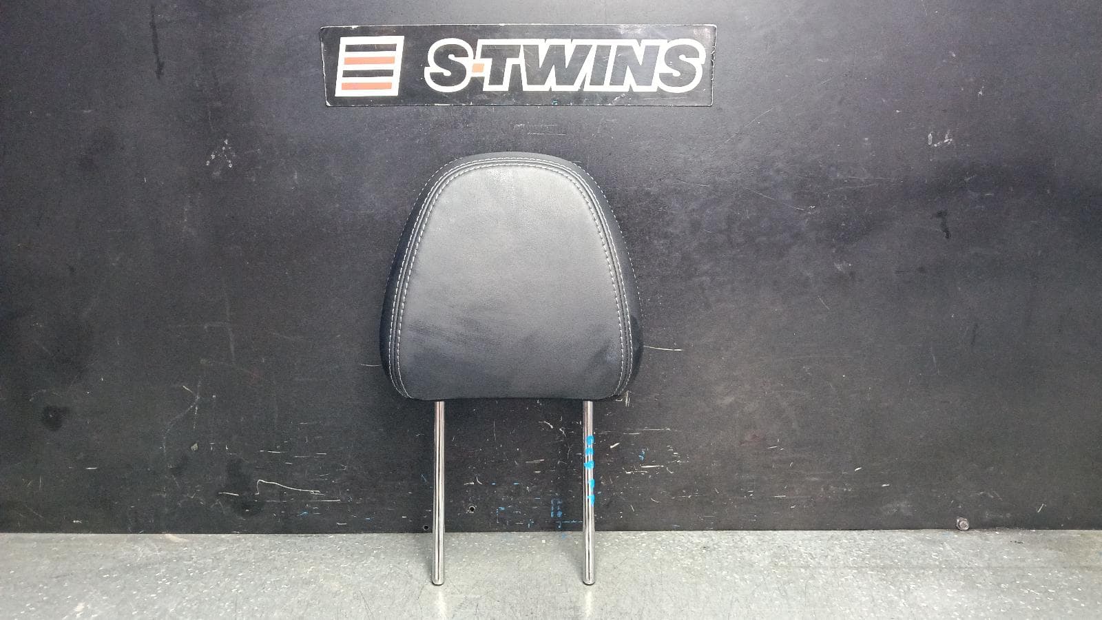 Used auto part listing image: 2022 MITSUBISHI OUTLANDER HEADREST RH FRONT, LEATHER, BLACK, ZM, 08/21- 0000401360