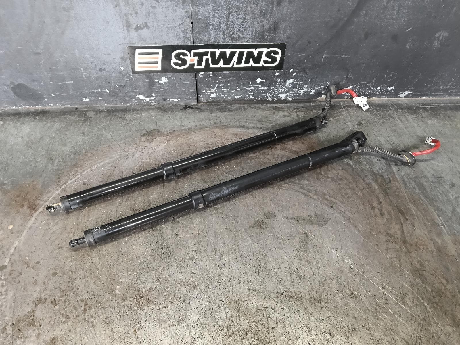 Used auto part listing image: 2018 MAZDA CX5 HATCH STRUT TAILGATE STRUT (PAIR), KF, W/ POWER LIFTGATE TYPE, 02/17- 0000390508