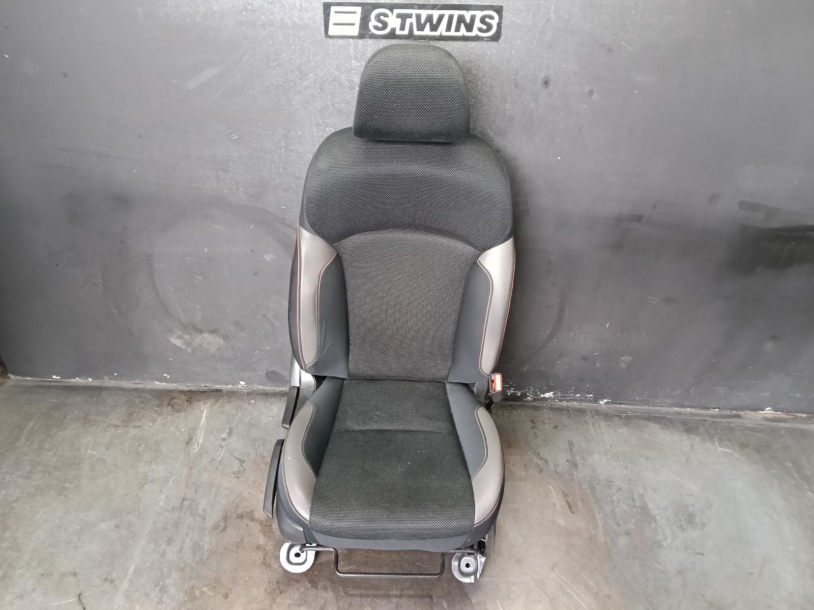 Used auto part listing image: 2016 SUBARU XV FRONT SEAT RH FRONT, G4X, CLOTH, 08/11-04/17 0000390568