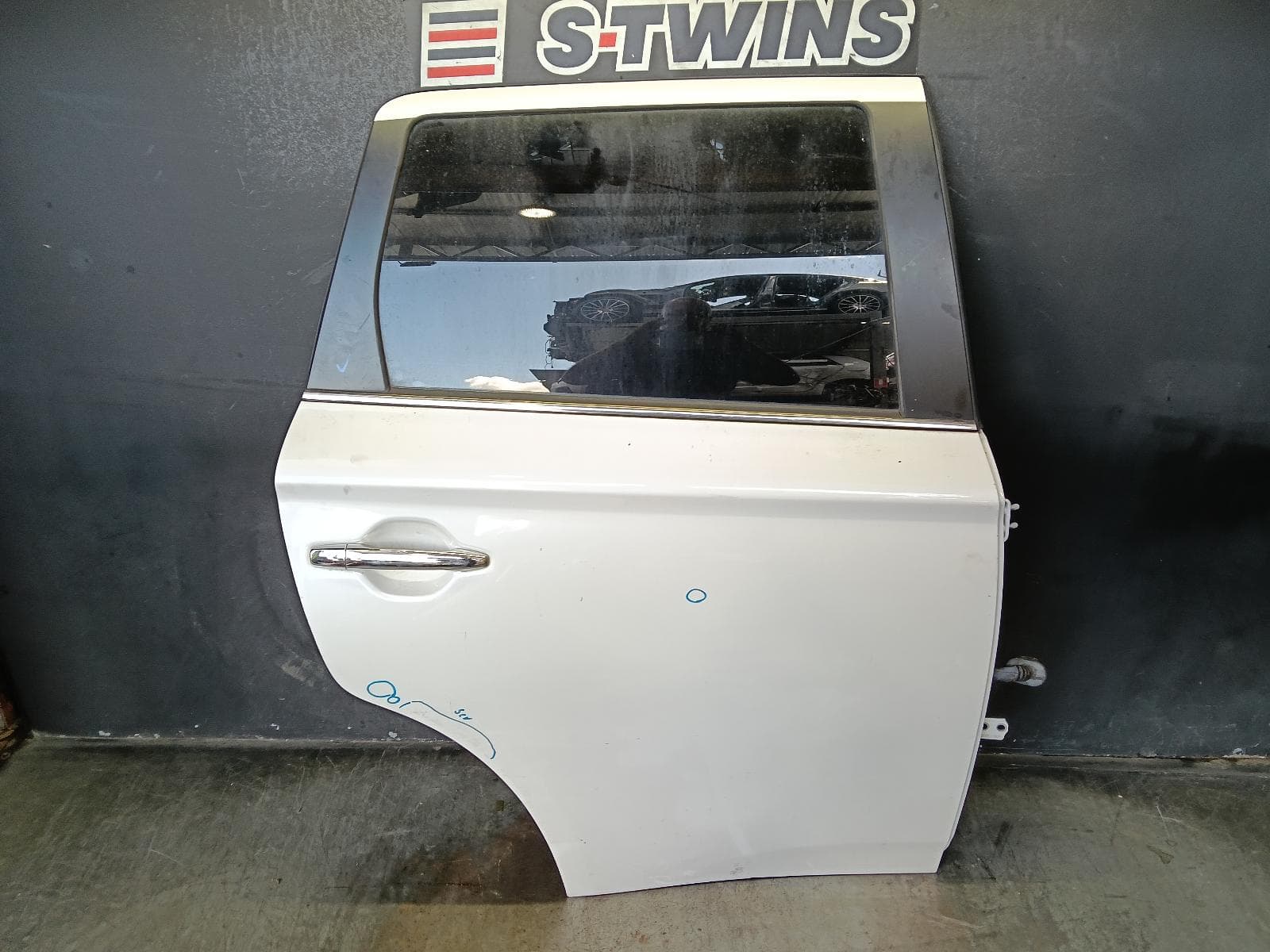 Used auto part listing image: 2016 MITSUBISHI OUTLANDER RIGHT REAR DOOR SLIDING ZK-ZL, PHEV TYPE, 01/15-07/21 0000391642