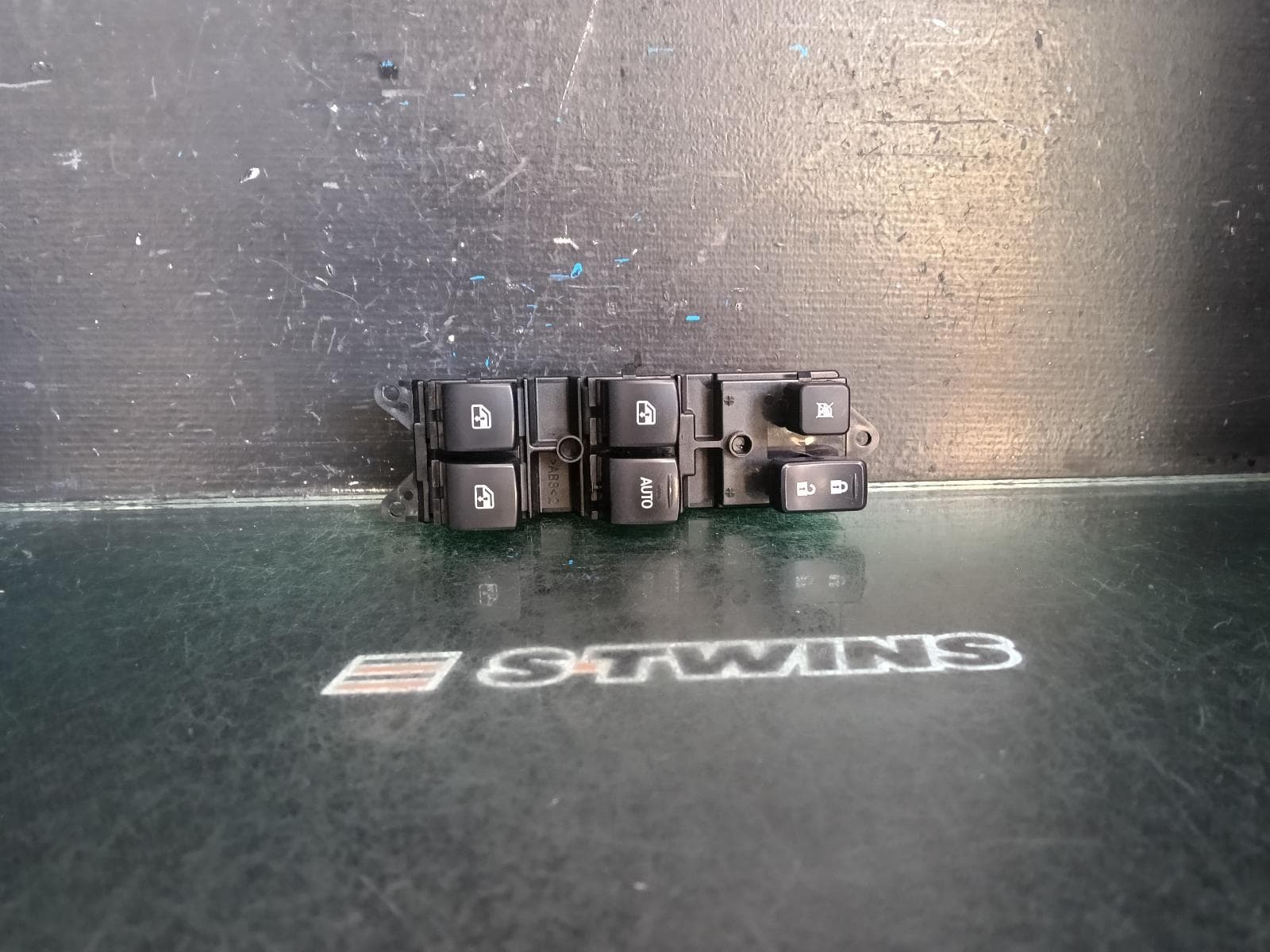Used auto part listing image: 2016 MITSUBISHI OUTLANDER PWR DR WIND SWITCH RH FRONT (MASTER SWITCH), ZK, 01/15-03/18 0000391986