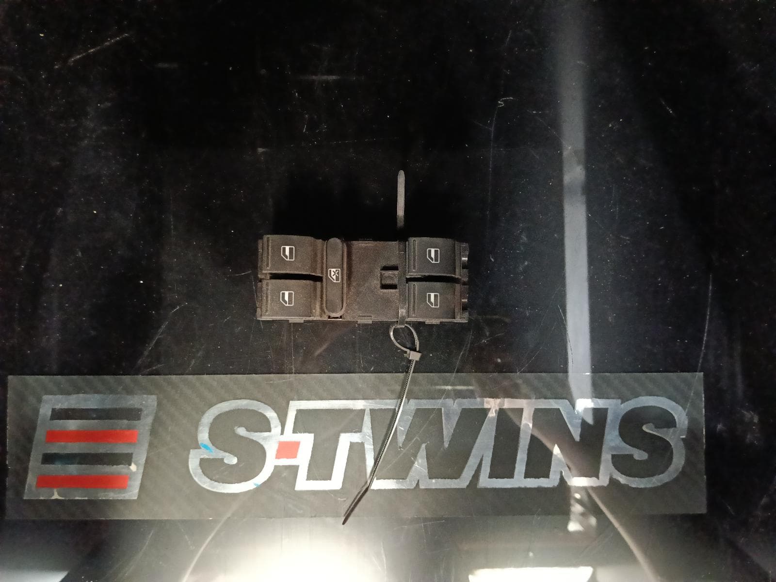 Used auto part listing image: 2006 VOLKSWAGEN JETTA PWR DR WIND SWITCH RH FRONT (MASTER SWITCH), 4 SWITCHES TYPE, 1KM, 02/06-07/11 0000389569