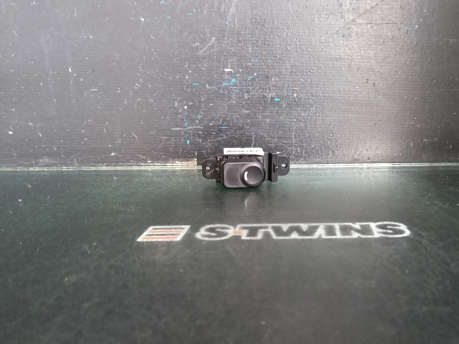 Used auto part listing image: 2016 HYUNDAI ACCENT PWR DR WIND SWITCH LH FRONT, RB, 05/13-12/19 0000389847