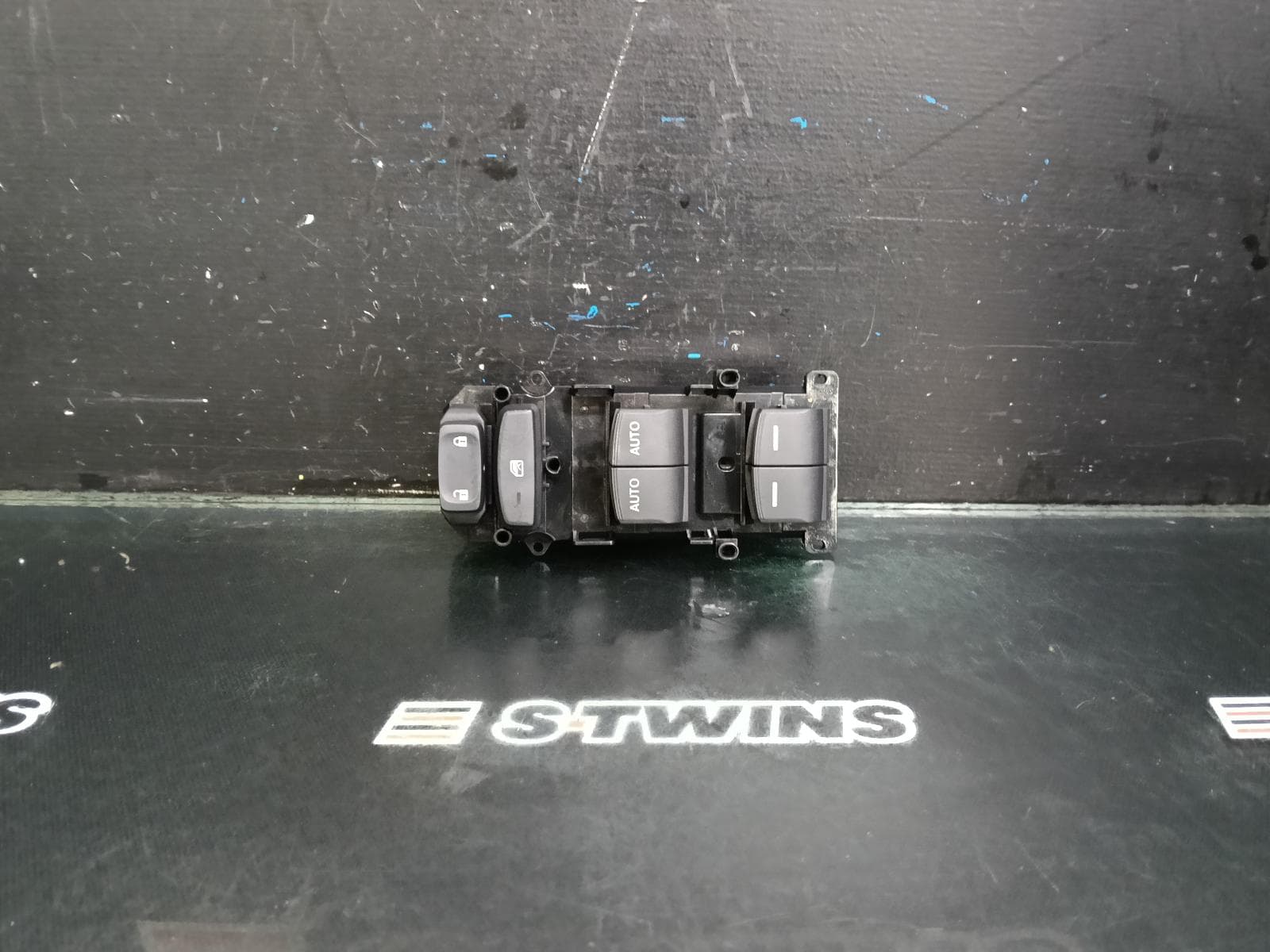 Used auto part listing image: 2018 HONDA CIVIC PWR DR WIND SWITCH RH FRONT (MASTER SWITCH), HATCH, MANUAL FOLD TYPE, 10TH GEN, 05/16-08/21 0000390685