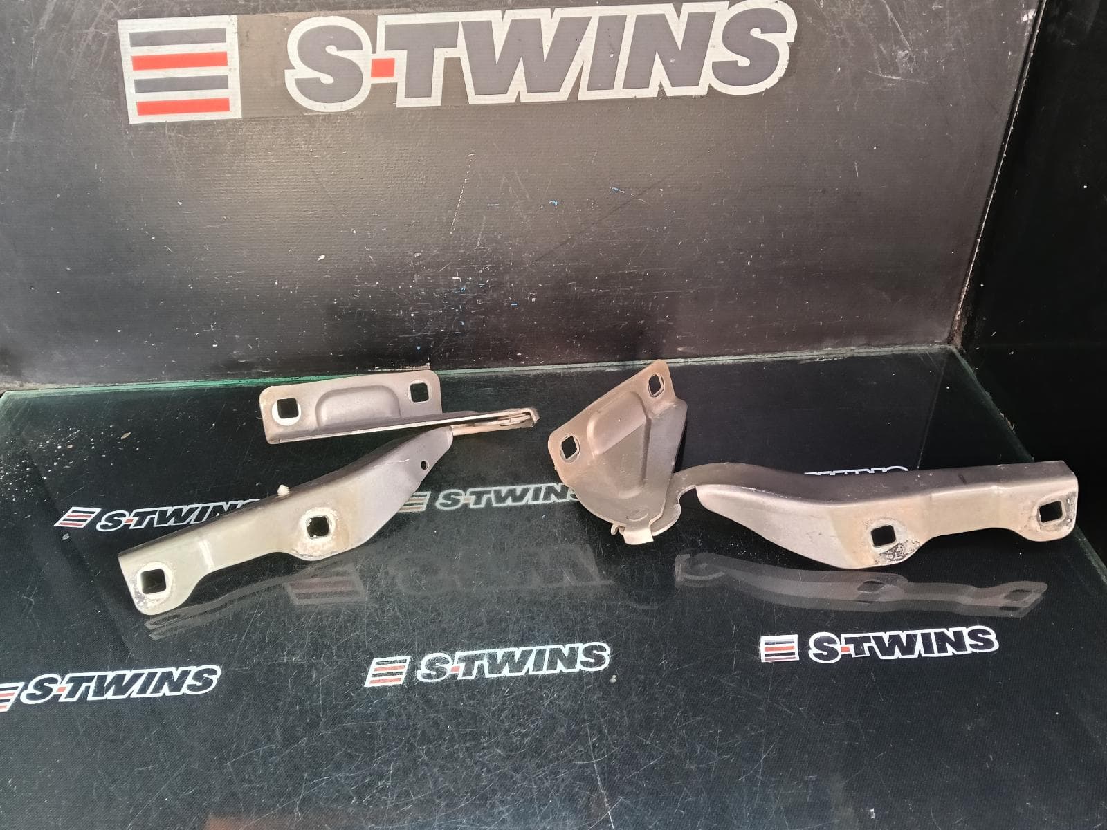 Used auto part listing image: 2017 VOLKSWAGEN AMAROK BONNET HINGE STRUT HINGES (PAIR), 2H, 10/10-09/22 0000402220
